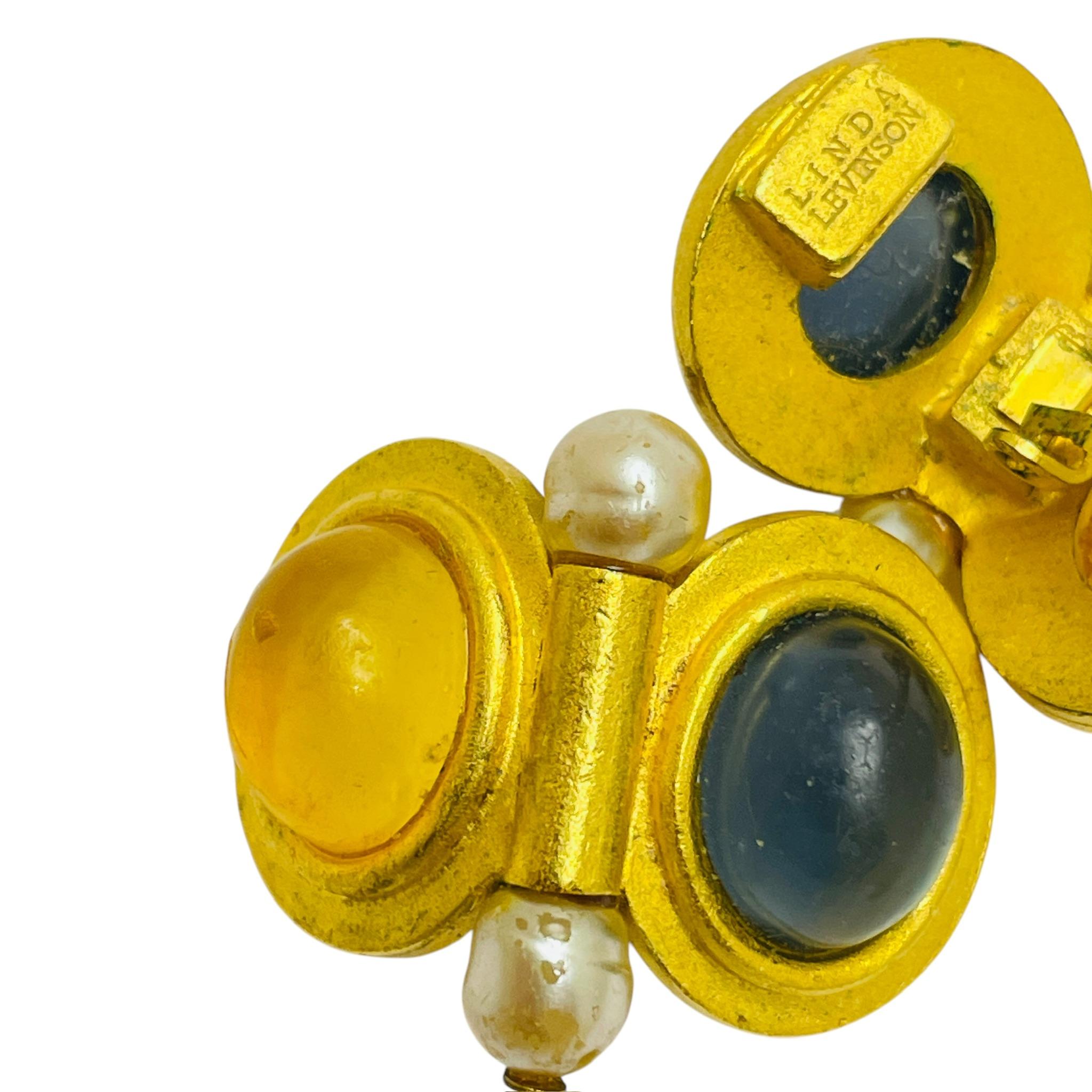 Vintage LINDA LEVINSON signed gold tone glass stones designer clip on earrings In Good Condition For Sale In Palos Hills, IL