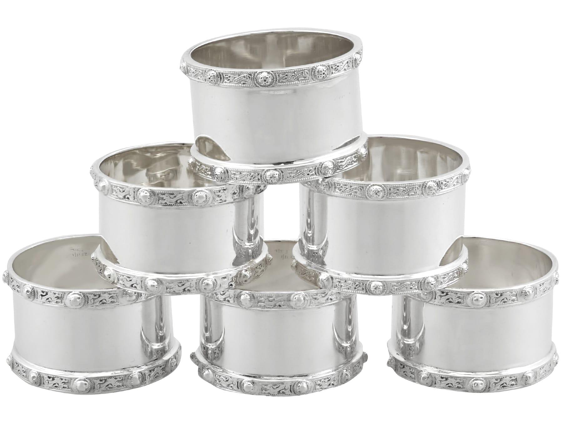 Excepcional, fino e impresionante juego de seis servilleteros ingleses estilo Lindisfarne de plata de ley de la época de Isabel II, en caja; forman parte de nuestra colección de platería de mesa.

Estos excepcionales servilleteros ingleses vintage