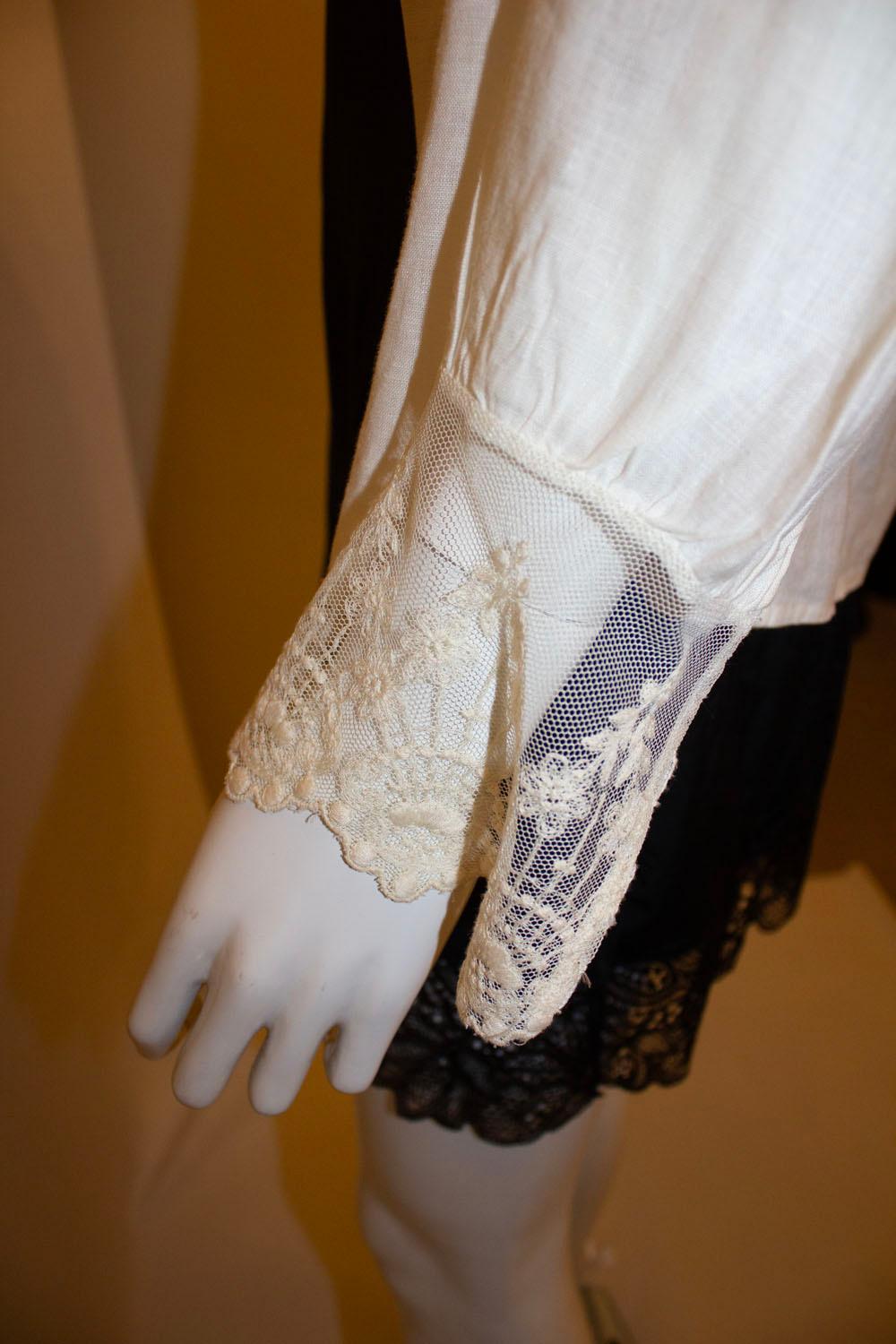 A pretty and easy to wear  vintage linen and lace blouse by Ralph Lauren. 
The blouse has a lace shawl collar and cuffs, and is in excellent condition. Size 10.
Measurements: Bust up to 39'', length 24''