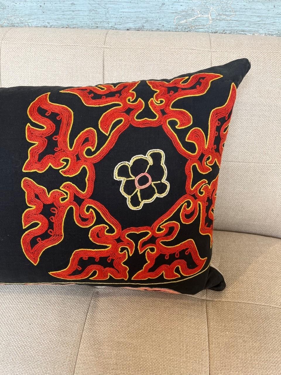 Vintage Linen Hand Embroidered Suzani Pillow In Good Condition For Sale In Los Angeles, CA