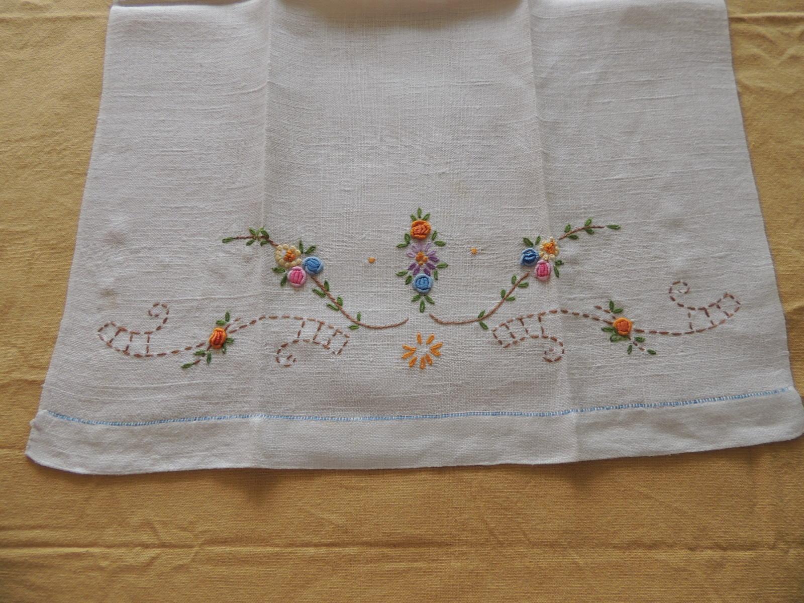 Vintage linen hand embroidery towel
100% linen
In shades of tan, green, red and blue
Italy
1980's
Size: 21 x 14 x 0.03.