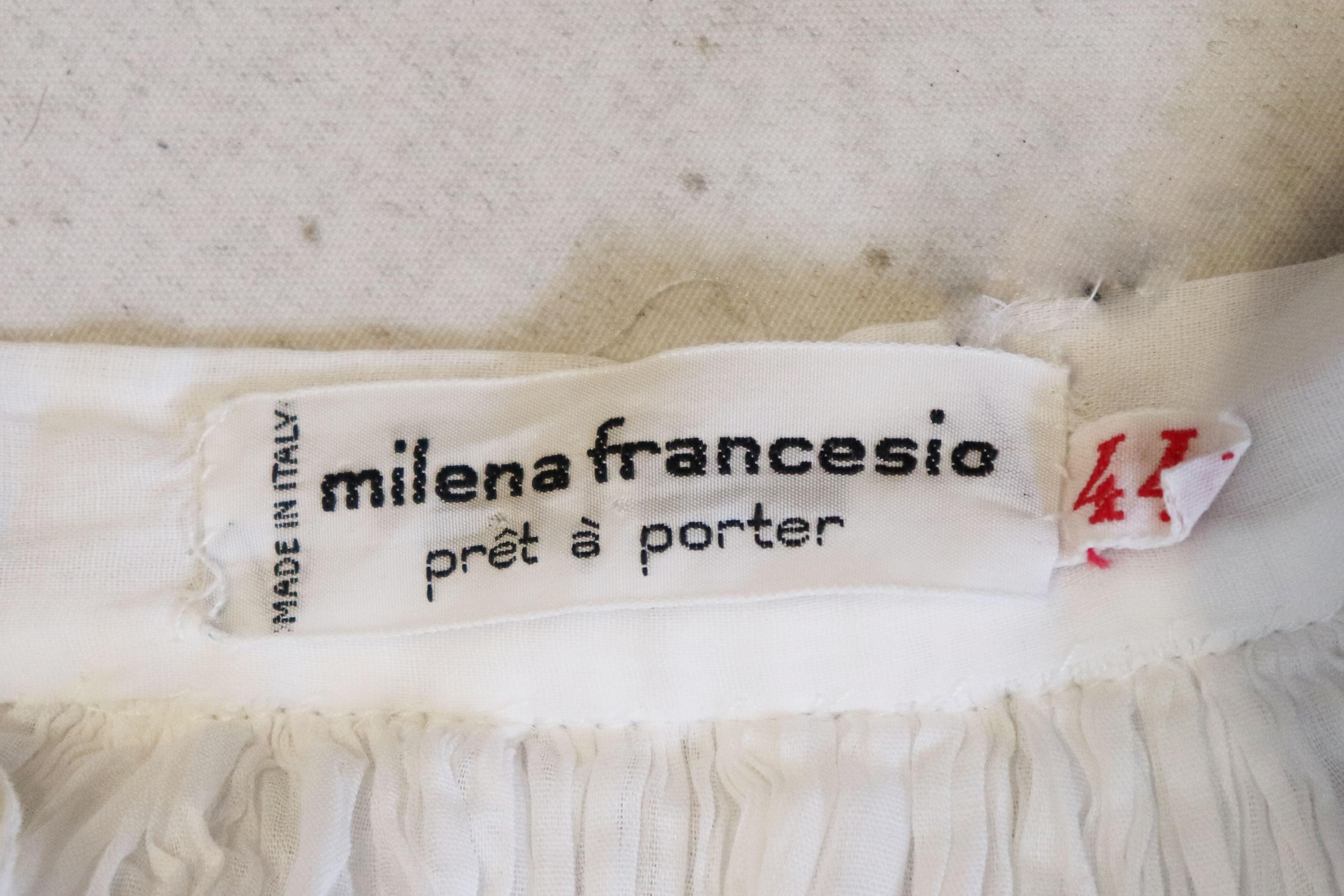 A pretty vintage skirt by Milena Francesio, net a porter. The skirt is gathered at the waist , and has two layers of linen, a side zip and frill at the hem.