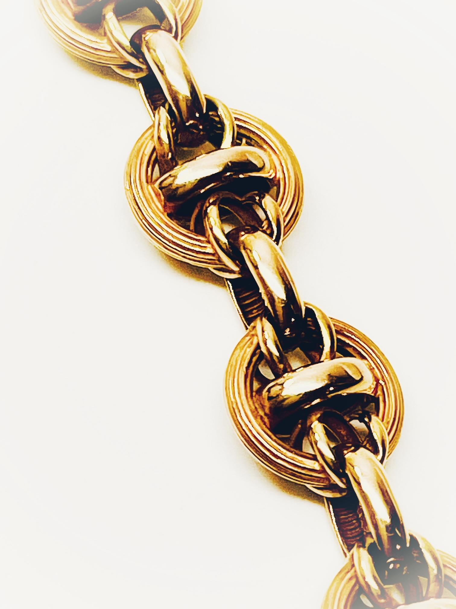 Dieses klobige goldene Gliederarmband ist einzigartig unter allen anderen.    Dieses ungewöhnliche 10 kt. Gliederarmband besteht aus Kreisen in Kreisen, die durch Kreise verbunden sind. Es hat einen wunderbaren altgoldenen Farbton. Er wurde nicht