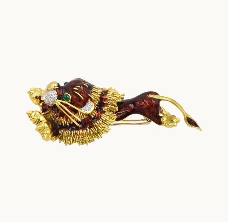 Vintage Lion Brooch in 18 Karat Gold with Enamel, Emerald and Diamond In Excellent Condition For Sale In Los Angeles, CA