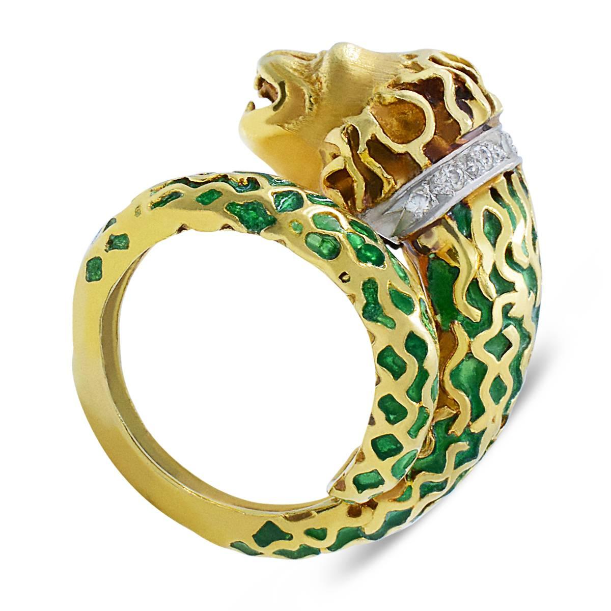 Vintage Lion Diamond Enamel Ring in Yellow Gold and Green Enamel In Excellent Condition In New York, NY