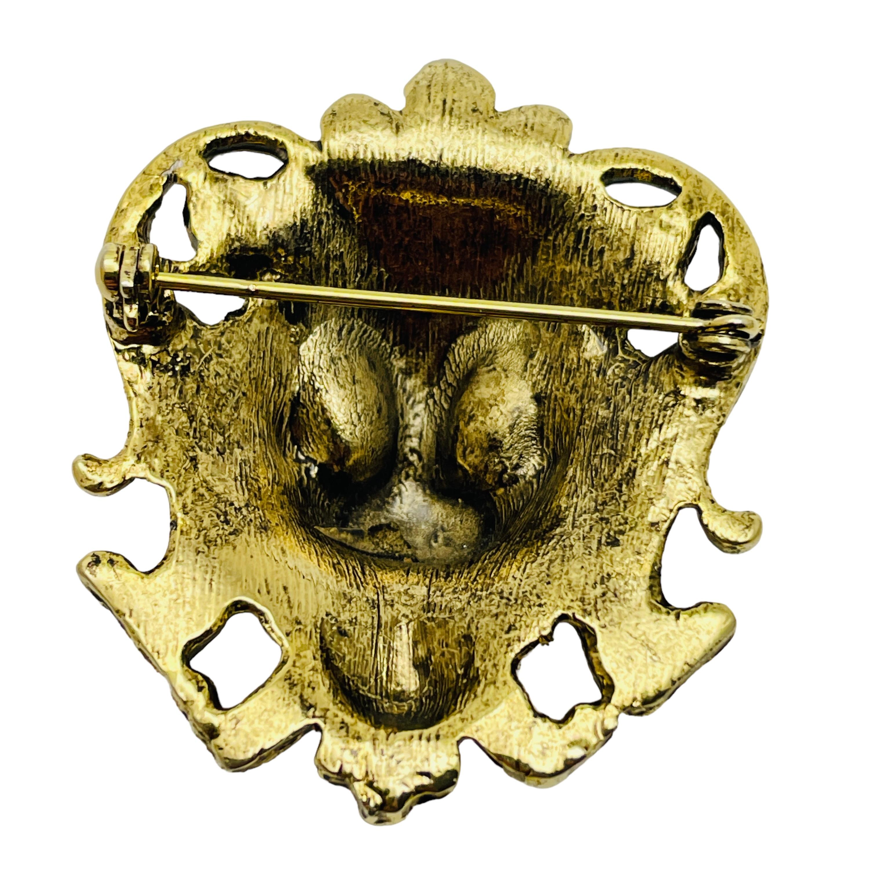 Vintage lion gold tone ruby red eyes designer brooch In Good Condition For Sale In Palos Hills, IL