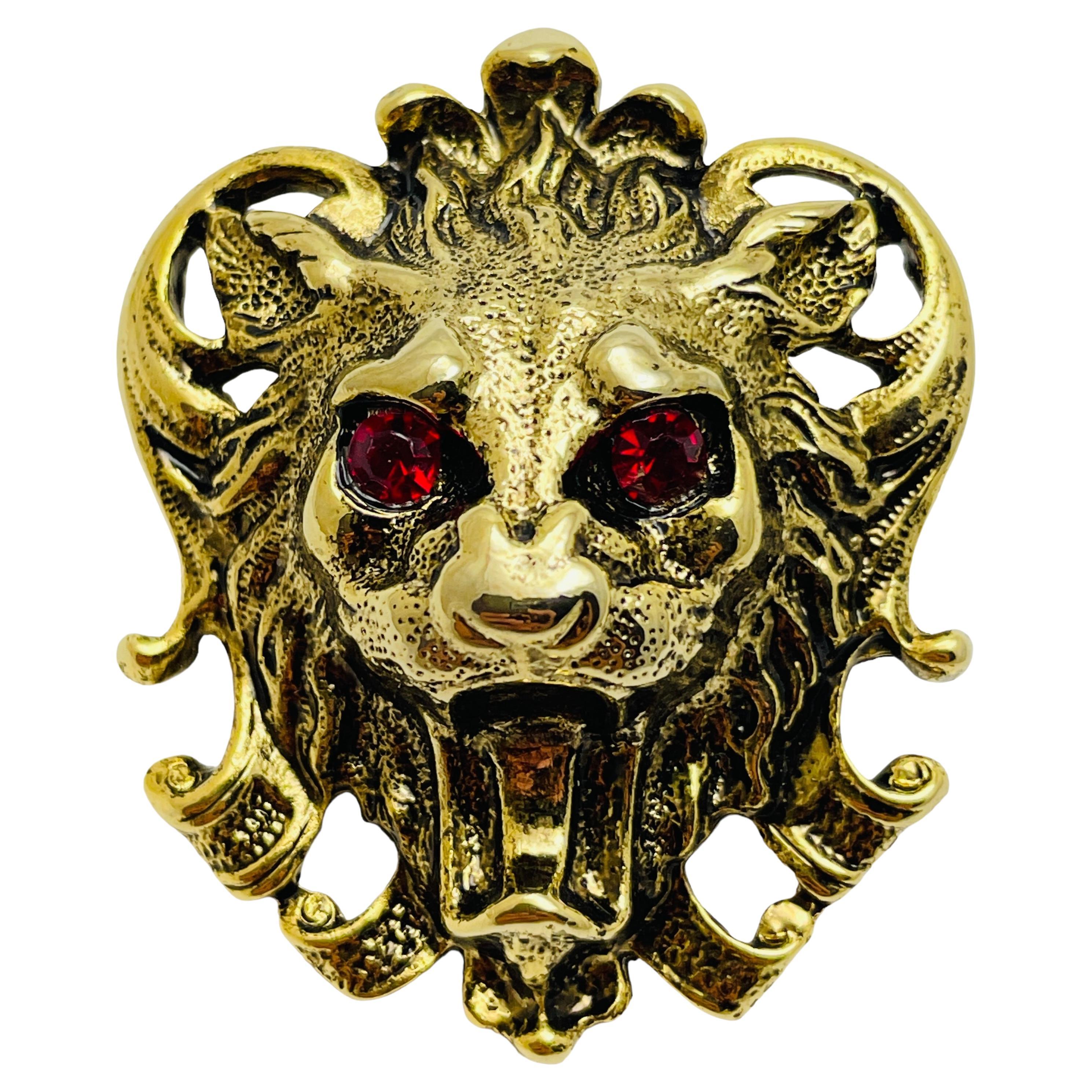 Spilla vintage di design con leone in oro e occhi rossi e rubino in vendita
