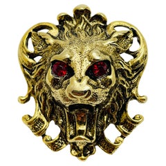 Broche lion vintage de couleur or avec yeux rouges rubis