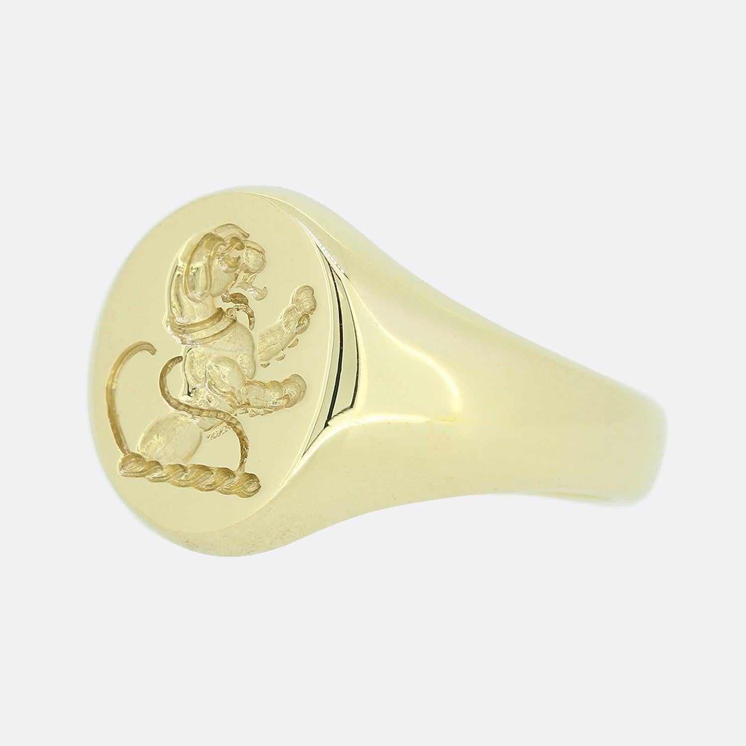 Here we have a 9ct yellow gold oval shaped signet ring. The piece features a finely detailed deep intaglio of a marauding lion whilst the shoulders and band of the ring remain polished and unembellished. 

Condition: Used (Very Good)
Weight: 8.3