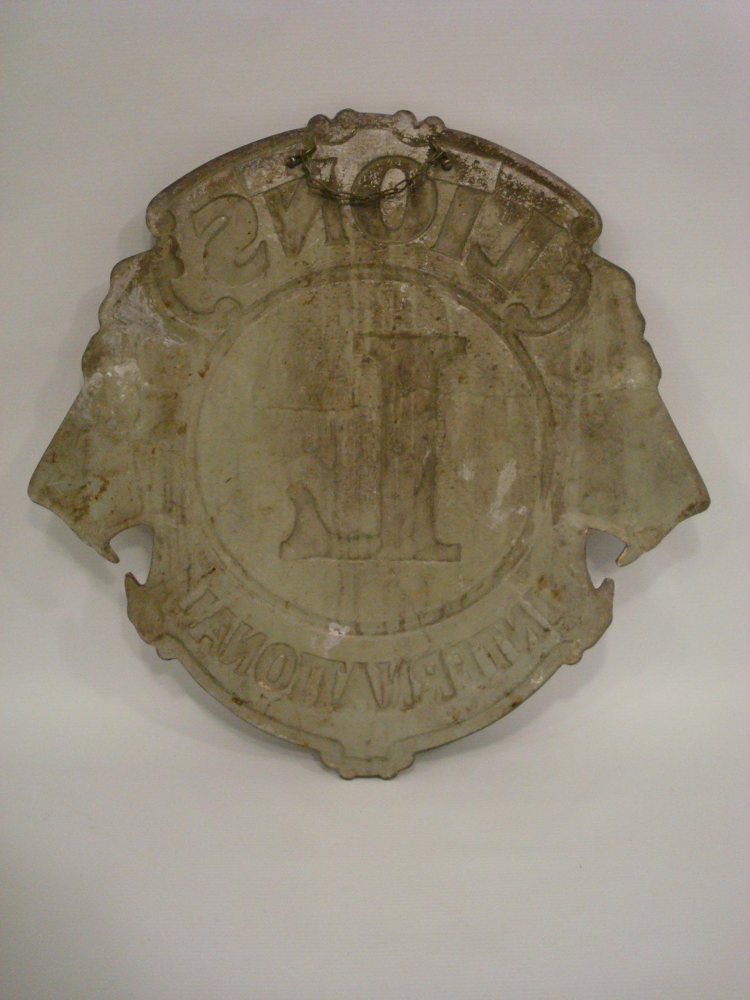 Métal Plaque métallique / enseigne publicitaire peinte du Lions Club International, 1940's en vente