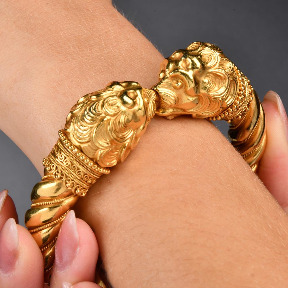 Vintage Lion’s Head 22K Yellow Gold Cuff Bangle Bracelet For Sale 5