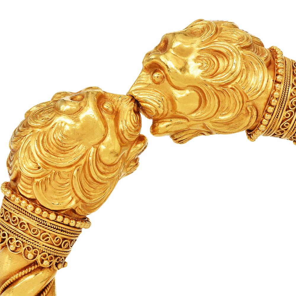 Vintage Lion’s Head 22K Yellow Gold Cuff Bangle Bracelet In Excellent Condition For Sale In Miami, FL