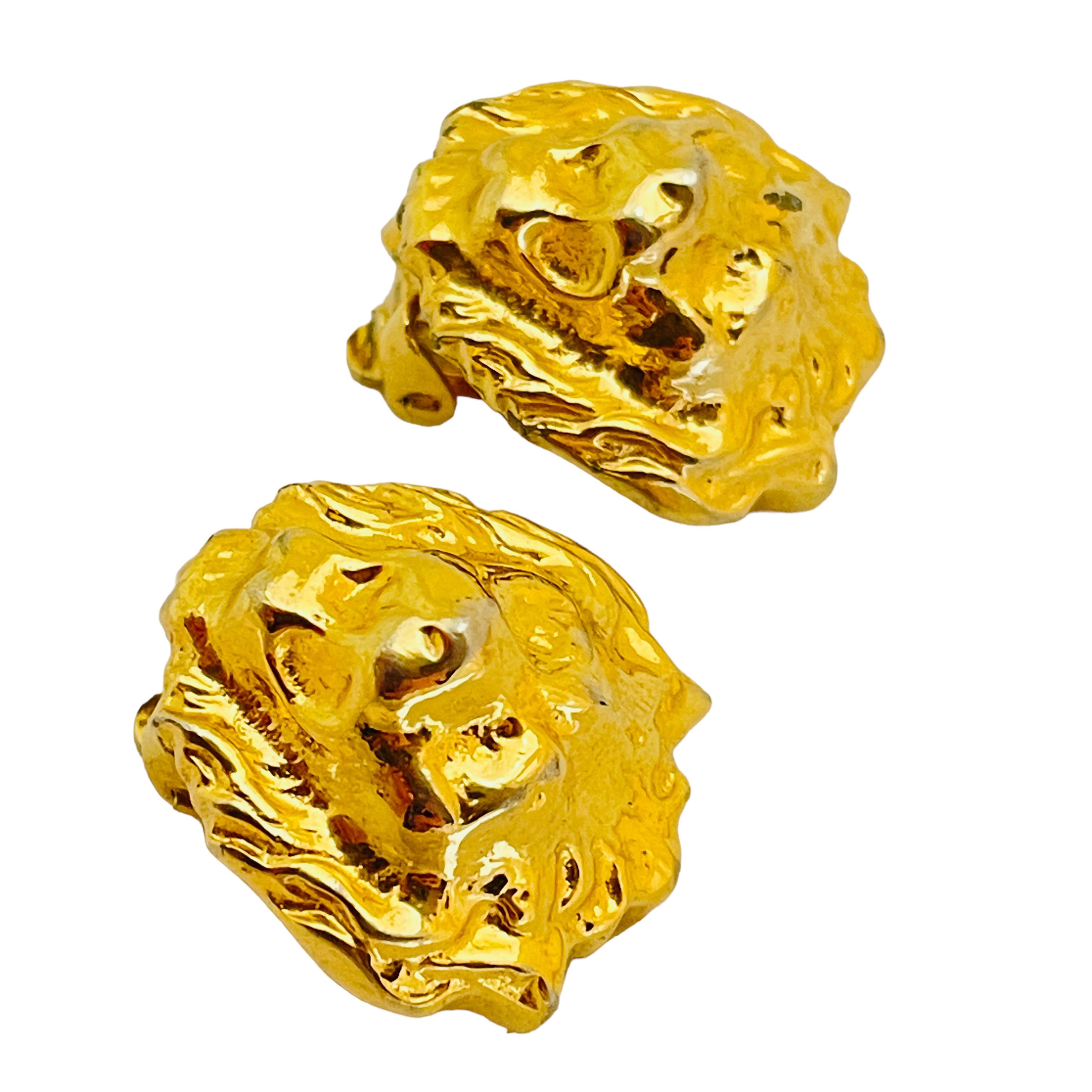 DETAILS

• unsigned    

• gold tone 

• vintage designer earrings

MEASUREMENTS  

• 

CONDITION

•  very good vintage condition with minimal signs of wear 

 Sku 37

❤️❤️  VINTAGE DESIGNER JEWELRY ❤️❤️

❤️❤️  ALEXANDER’S BOUTIQUE  ❤️❤️
