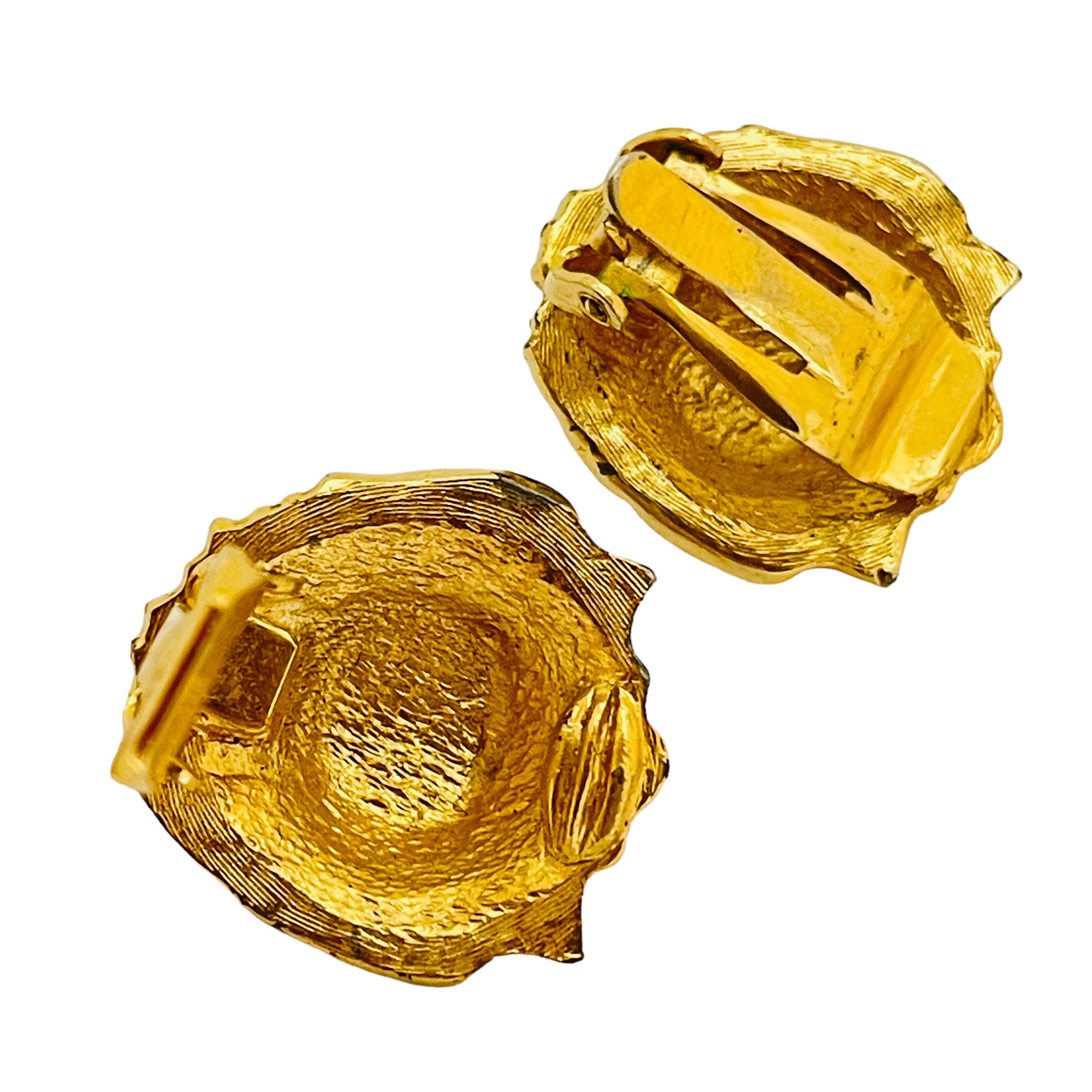 Vintage lions head gold designer runway clip on earrings In Good Condition For Sale In Palos Hills, IL