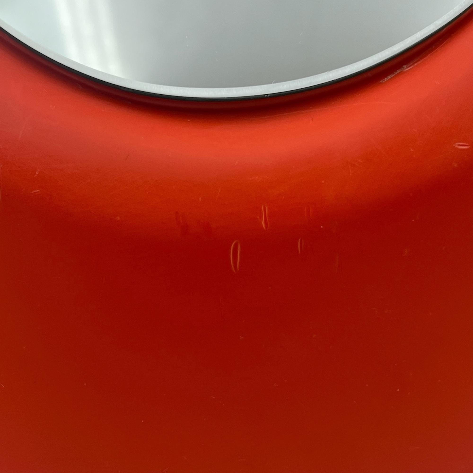 Découvrez ce rare et étonnant miroir de table vintage pour rouge à lèvres, fabriqué par Cassina dans les années 60, avec un design ovoïde distinctif. Cette pièce rare évoque le style du célèbre miroir Lipstick de Rodolfo Bonetto, mais avec des
