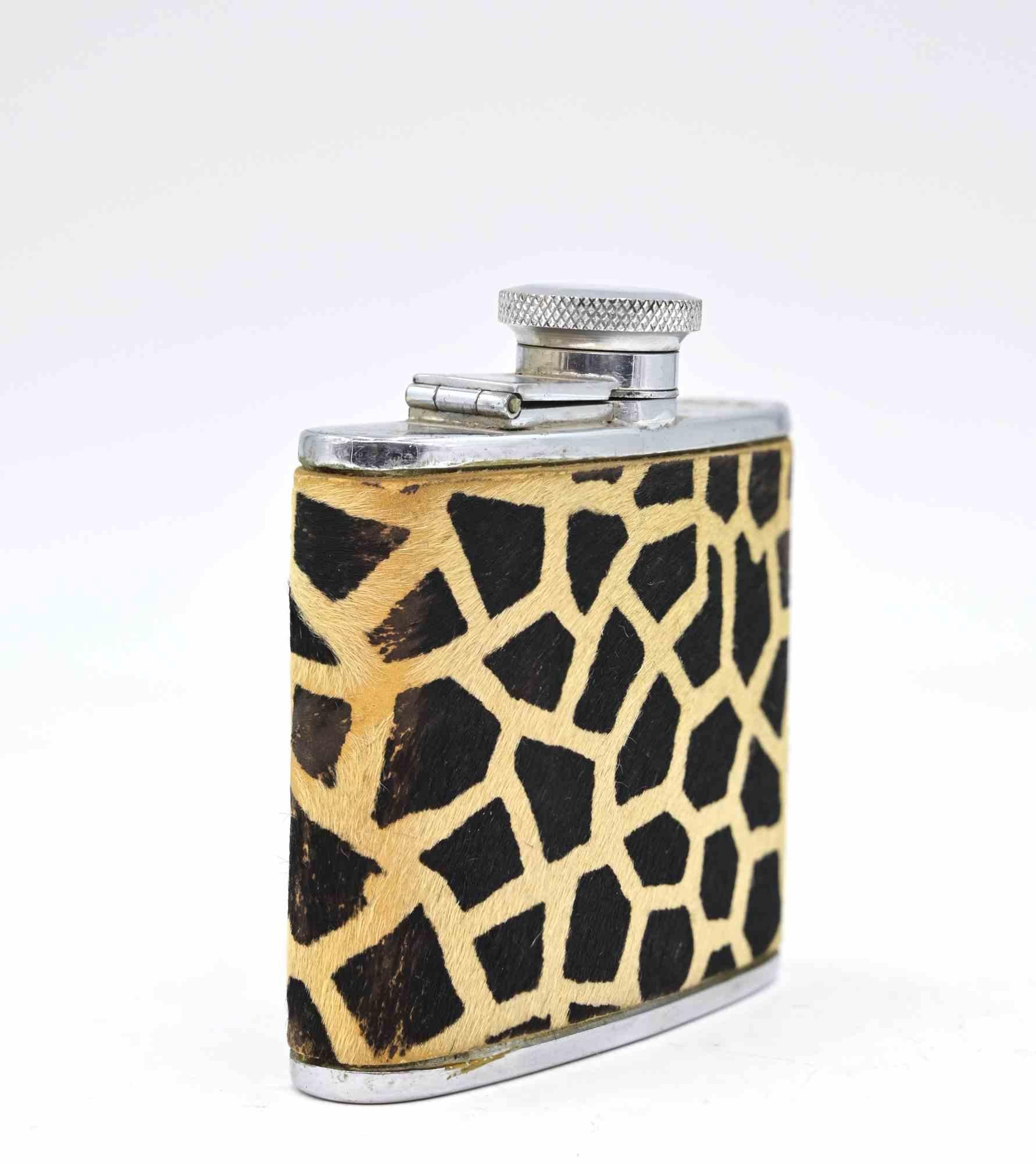 Flacon à liqueur Vintage réalisé en Angleterre dans les années 1970.

Métal et tissu avec motifs léopard.

Excellent état.