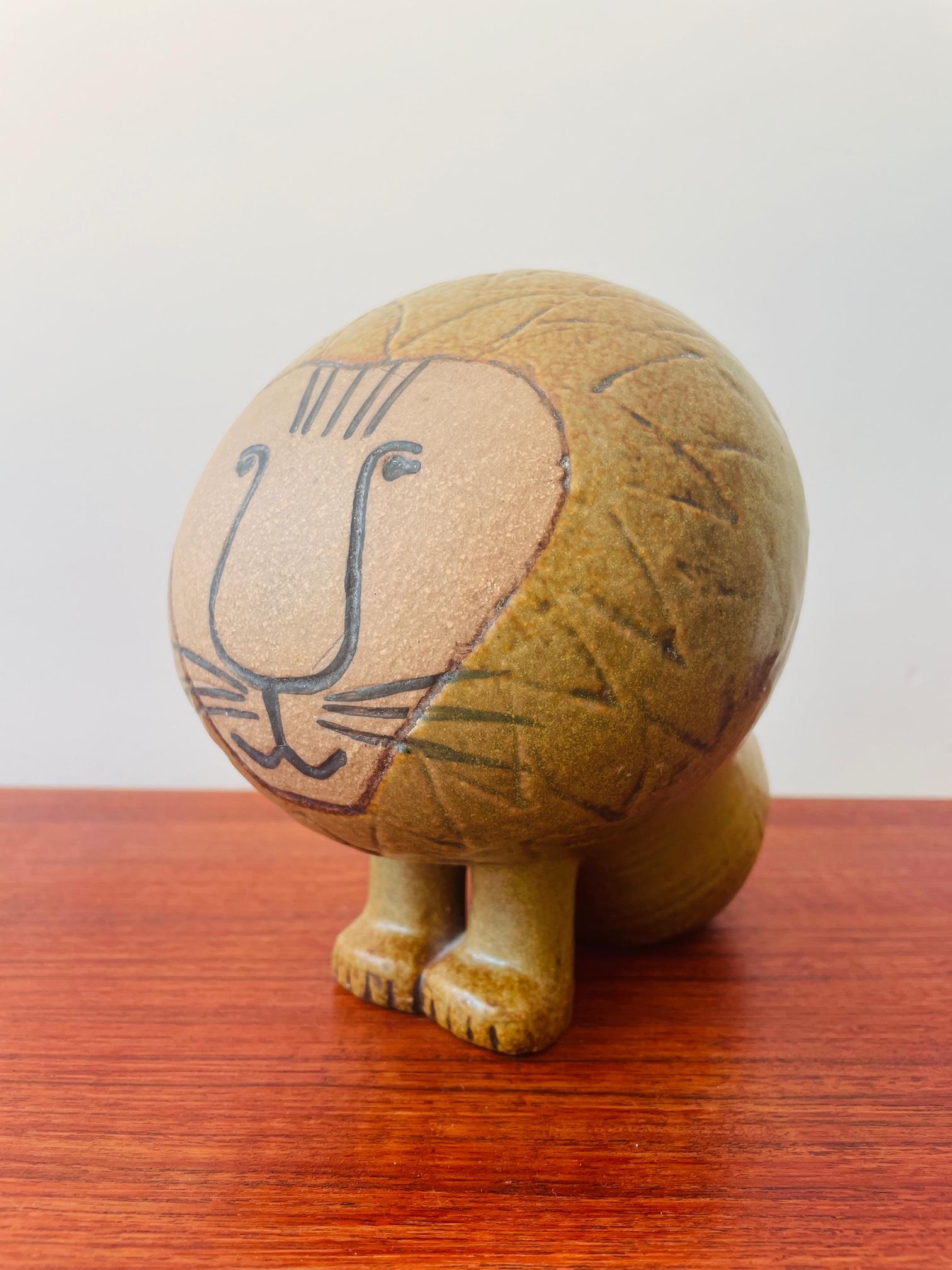 Magnifique et absolument adorable lion en céramique réalisé par la célèbre artiste scandinave Lisa Larson pour Gustavsberg dans les années 1950. Elles ont été fabriquées en 3 tailles, celle-ci est la taille moyenne. En parfait état. Un must pour le