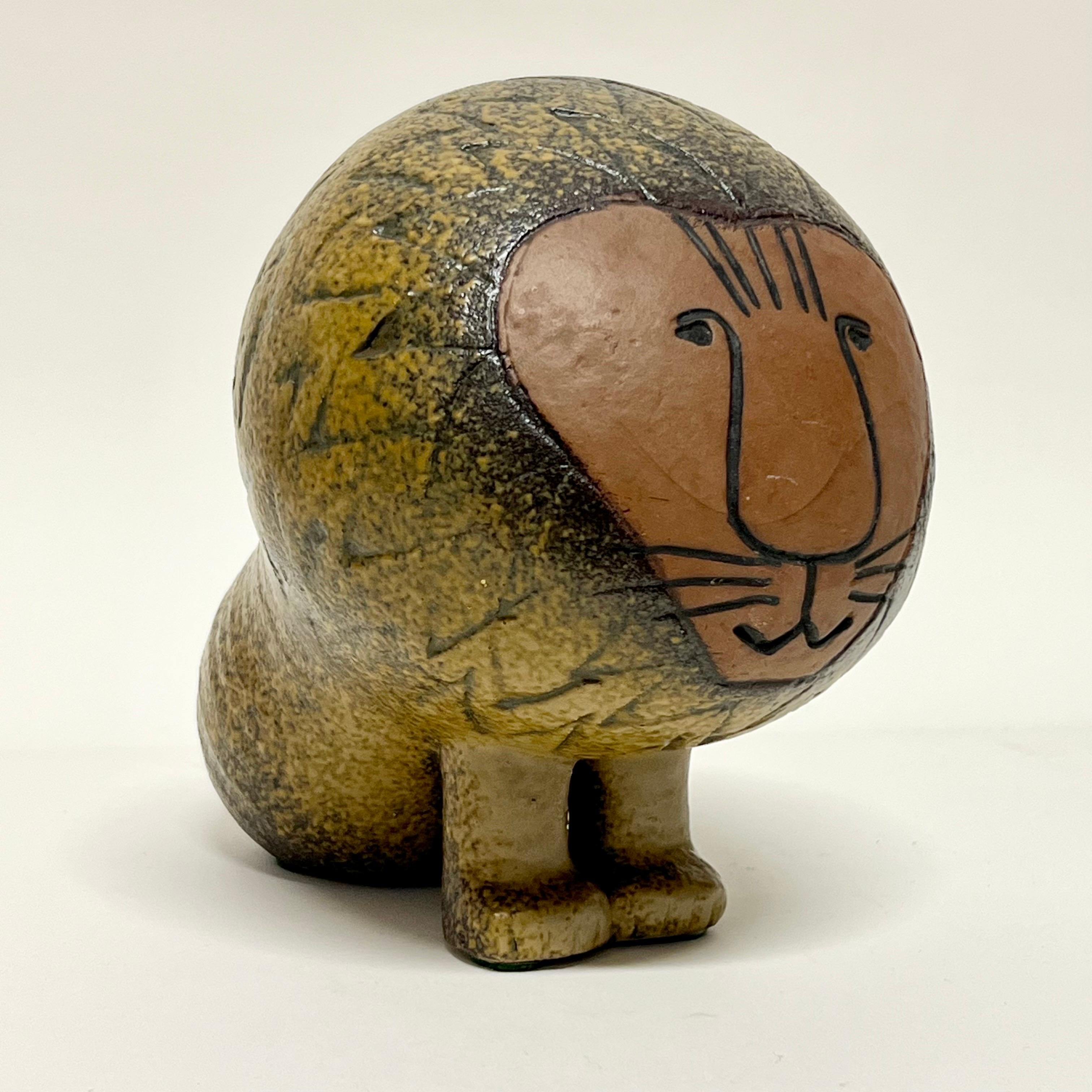 Joli lion fantaisiste en céramique réalisé par la célèbre artiste scandinave Lisa Larson pour Gustavsberg dans les années 1950. Elles ont été fabriquées en 3 tailles, celle-ci est la taille moyenne. Excellent état, sans aucun problème. 