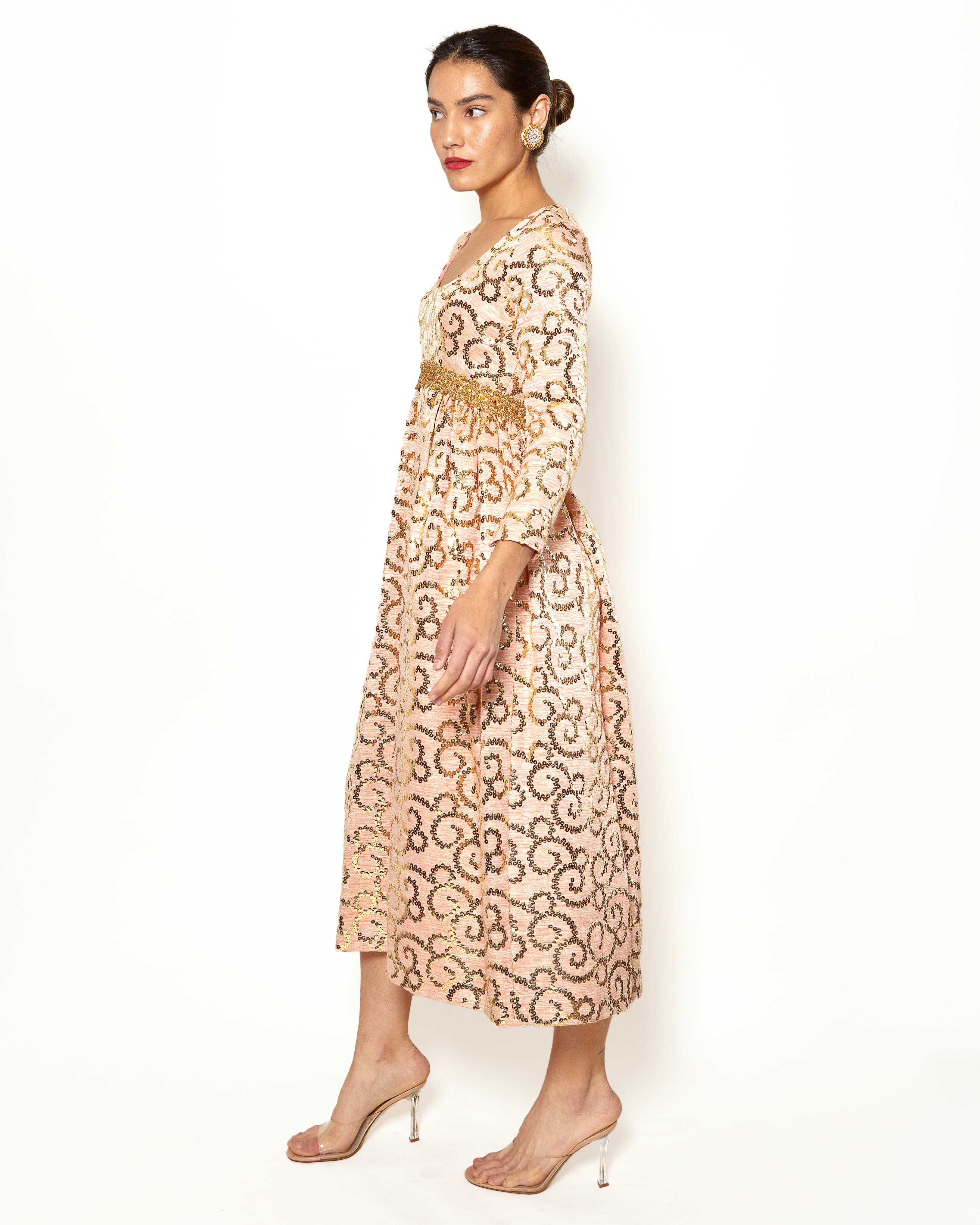 Lisa Meril - Robe Empire à sequins dorés de couleur corail Bon état - En vente à Los Angeles, CA