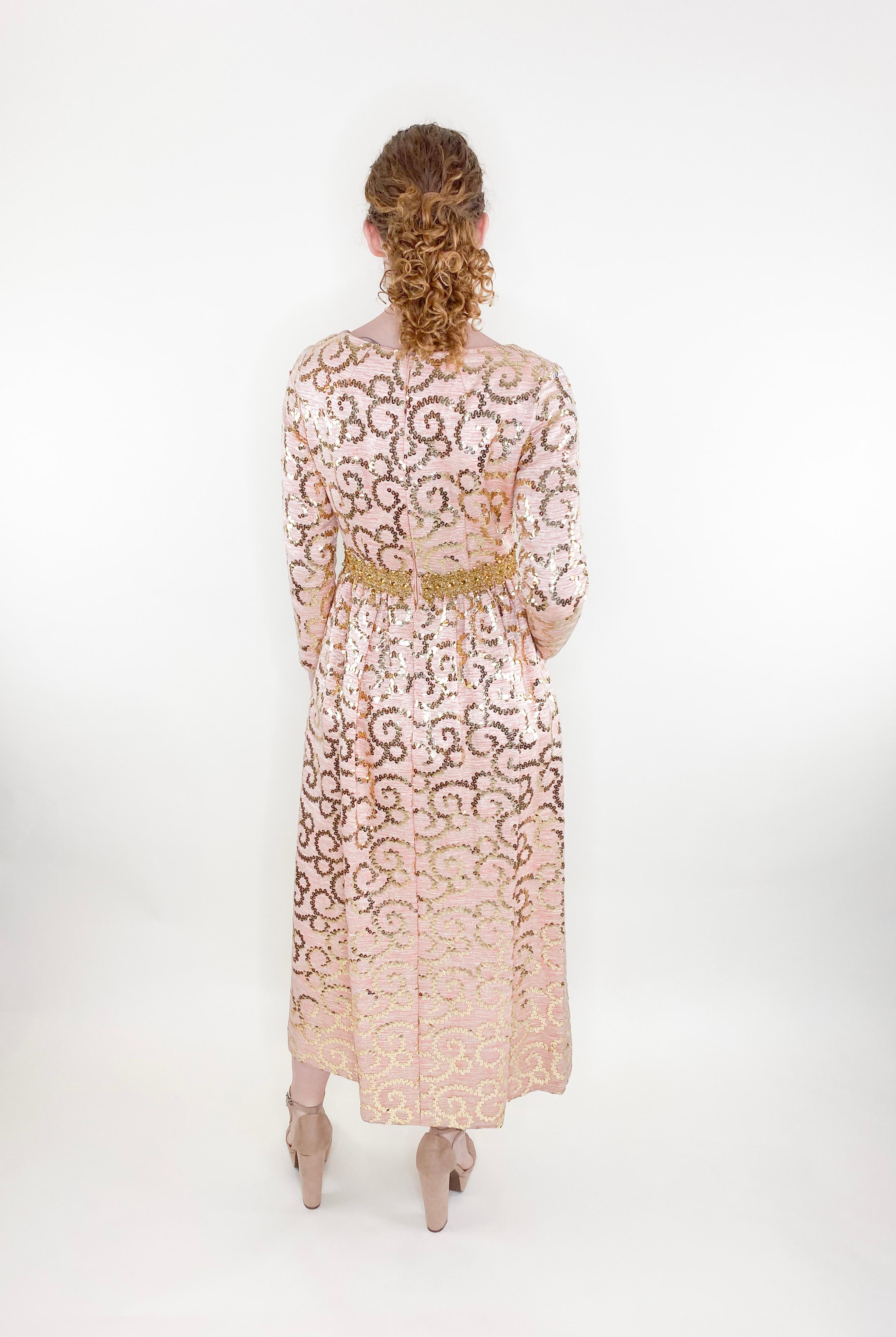 Lisa Meril - Robe Empire à sequins dorés de couleur corail Pour femmes en vente