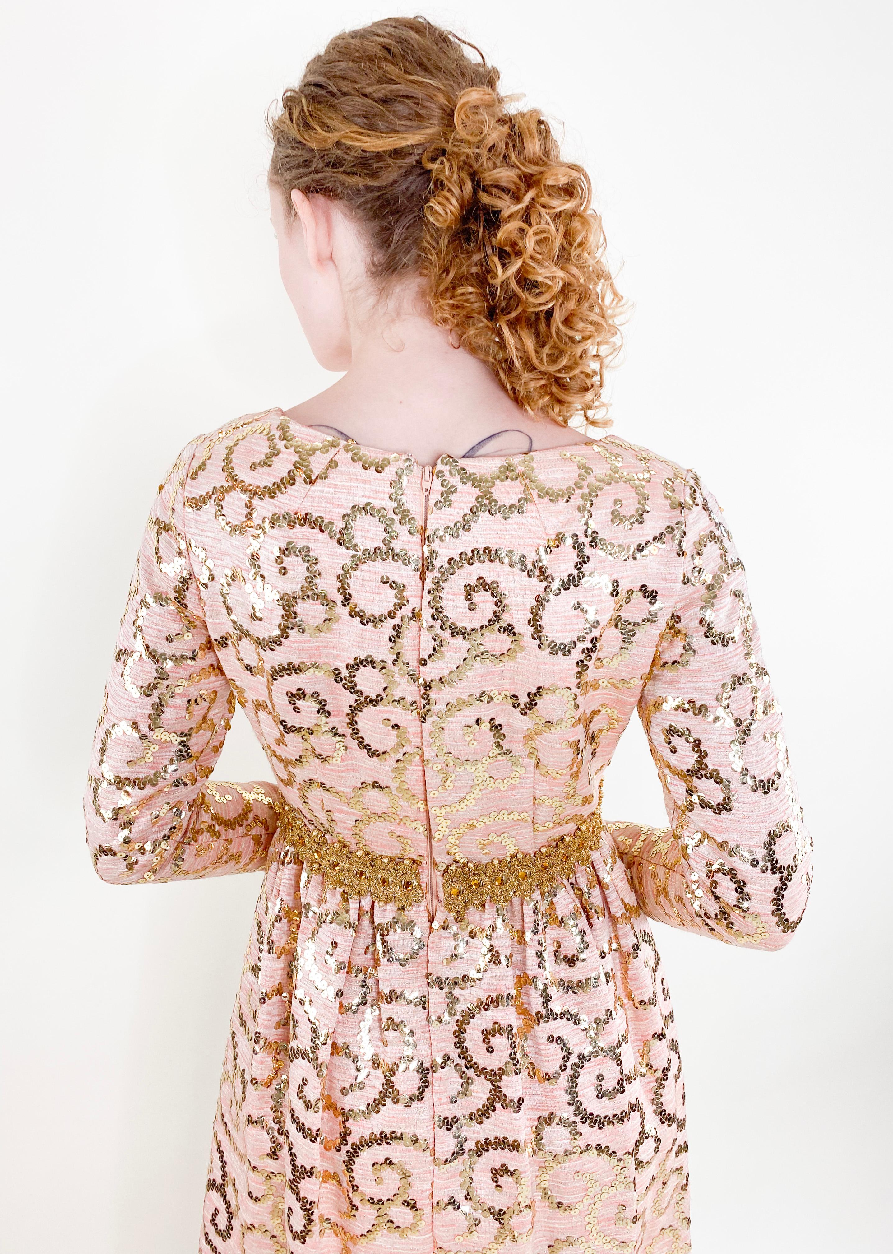 Lisa Meril - Robe Empire à sequins dorés de couleur corail en vente 1