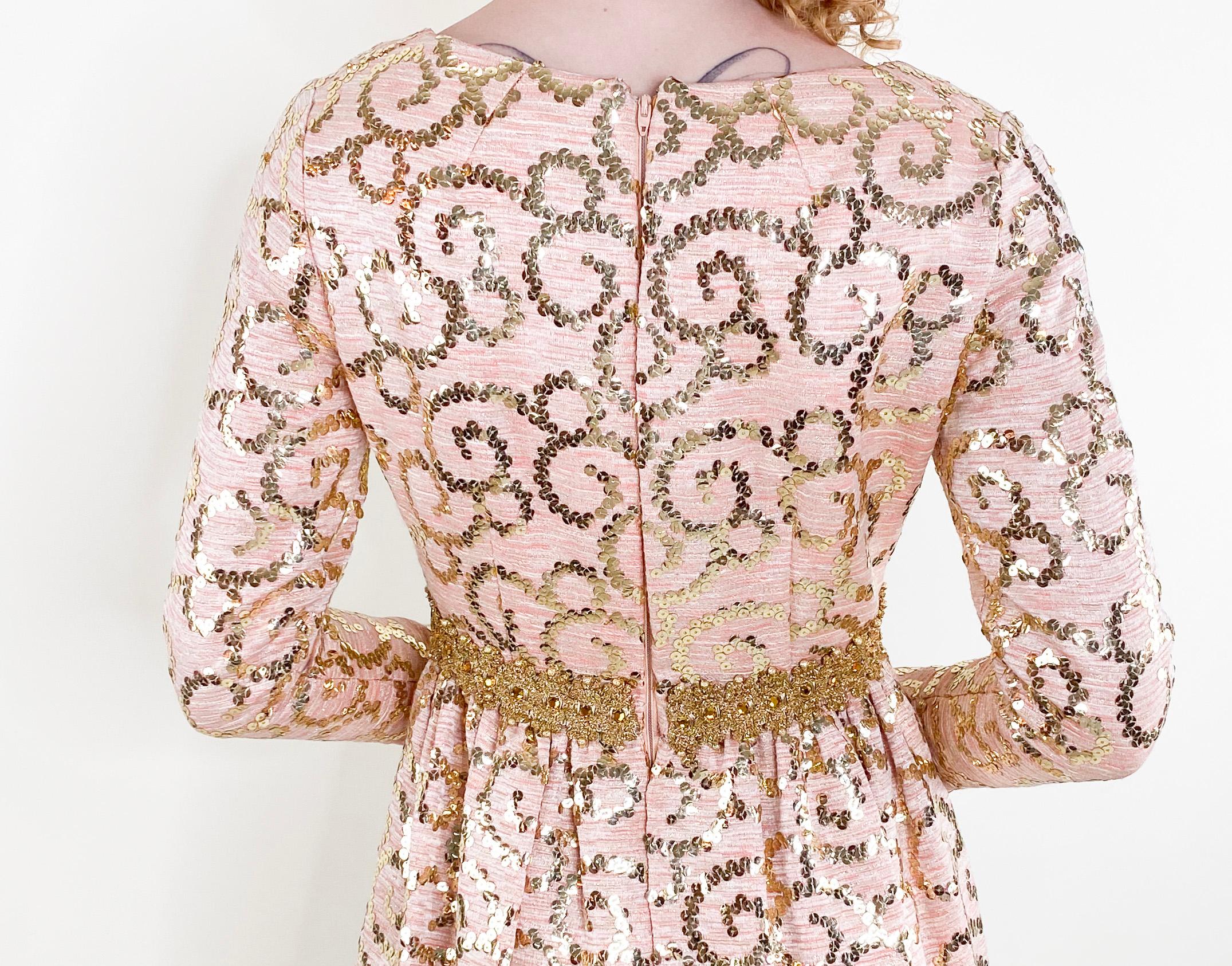 Lisa Meril - Robe Empire à sequins dorés de couleur corail en vente 2