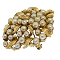 Vintage LISNER signed gold pearl rhinestones designer brooch