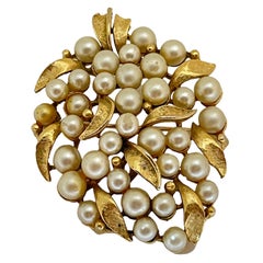 Broche de diseño vintage LISNER firmado con perlas doradas y strass