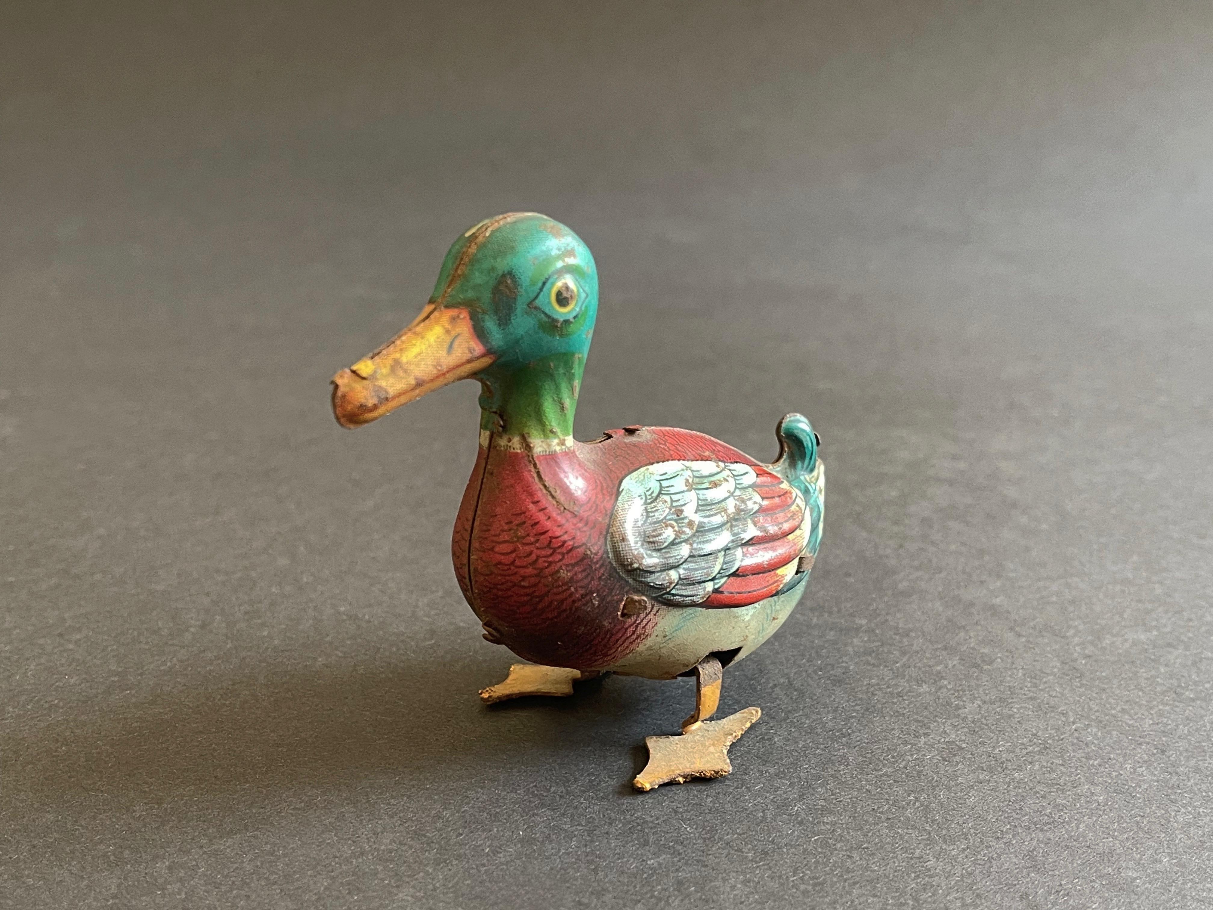 Fatto a macchina Vintage Litho Wind-up Tin Duck 1940's to 1950's, West Germany, US Zone in vendita