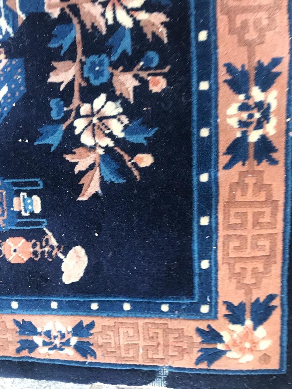 Chinoiseries Le joli petit tapis chinois vintage de Bobyrug en vente