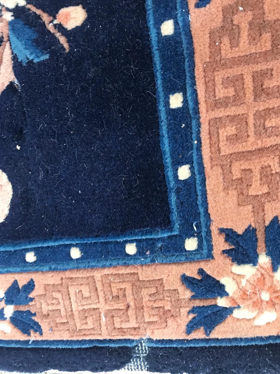 Chinois Le joli petit tapis chinois vintage de Bobyrug en vente