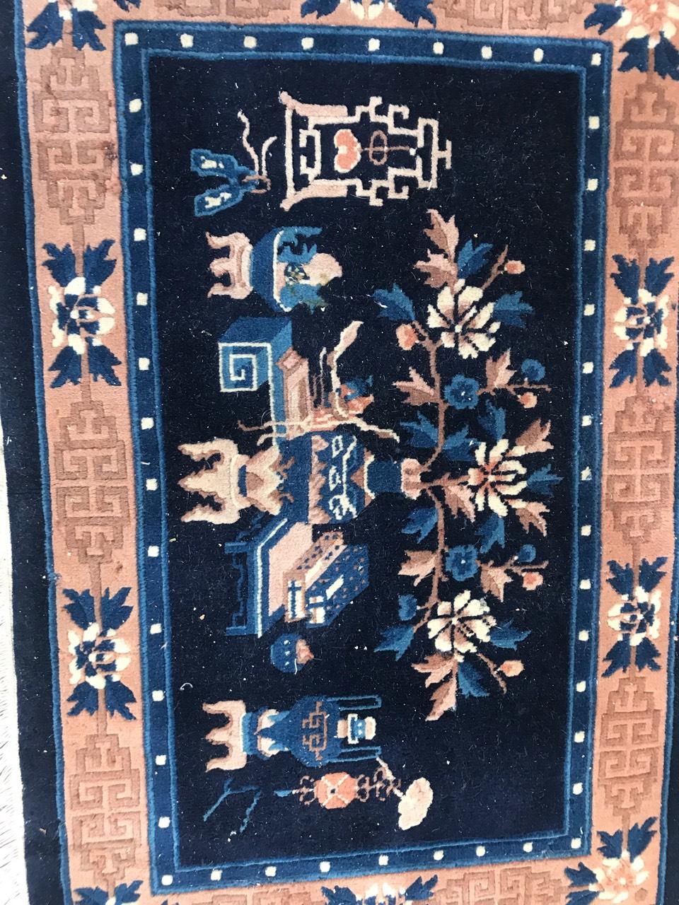 Noué à la main Le joli petit tapis chinois vintage de Bobyrug en vente