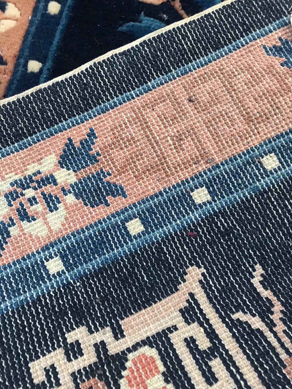 Le joli petit tapis chinois vintage de Bobyrug en vente 1