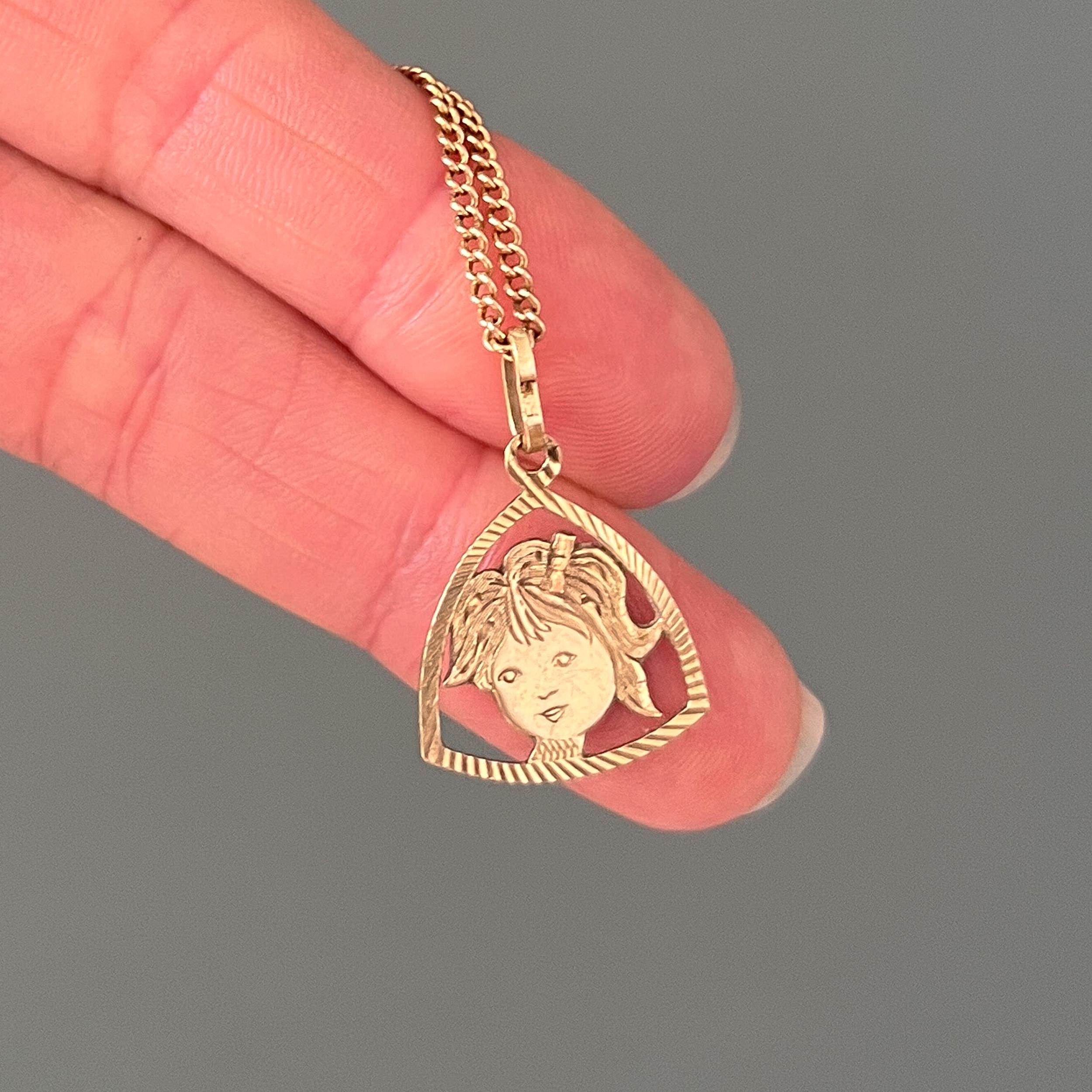 Vintage Little Girl with Bow 14K Gold Charm Pendant In Good Condition For Sale In Rotterdam, NL