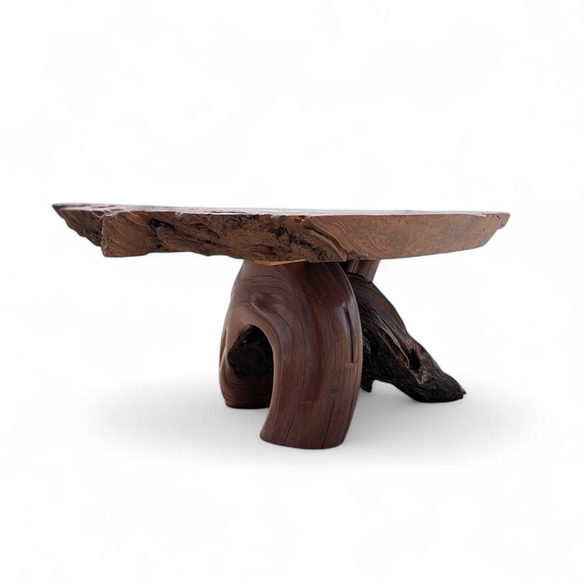 Impresionante ejemplo de diseño moderno orgánico, esta mesa de centro de los años setenta presenta un tablero de madera burl ricamente tallada con un espectacular veteado natural y un acabado de alto brillo. La losa de forma libre se combina con una