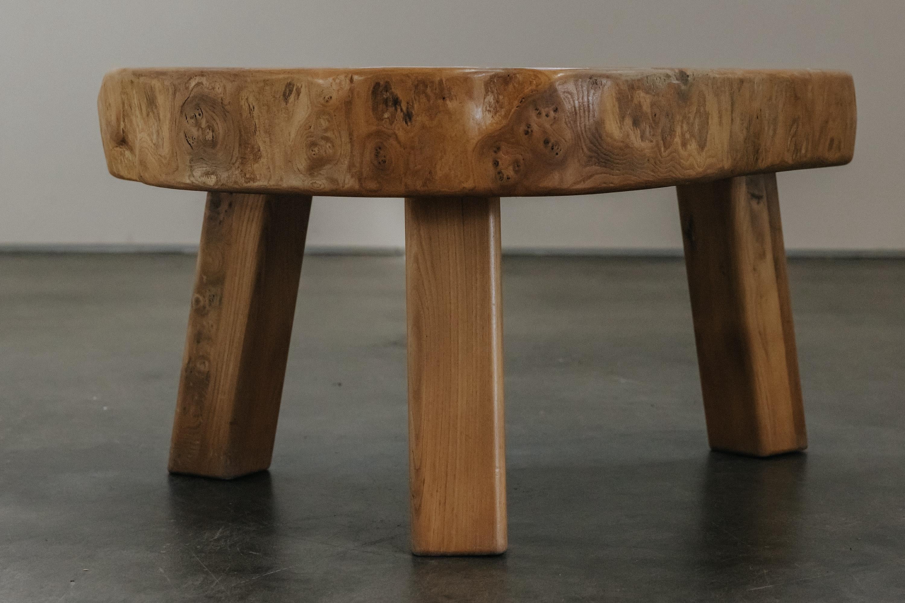 Table basse vintage à bord vif de France, Circa 1960.  Plaque en pin massif sur trois pieds.  Légère usure et utilisation.