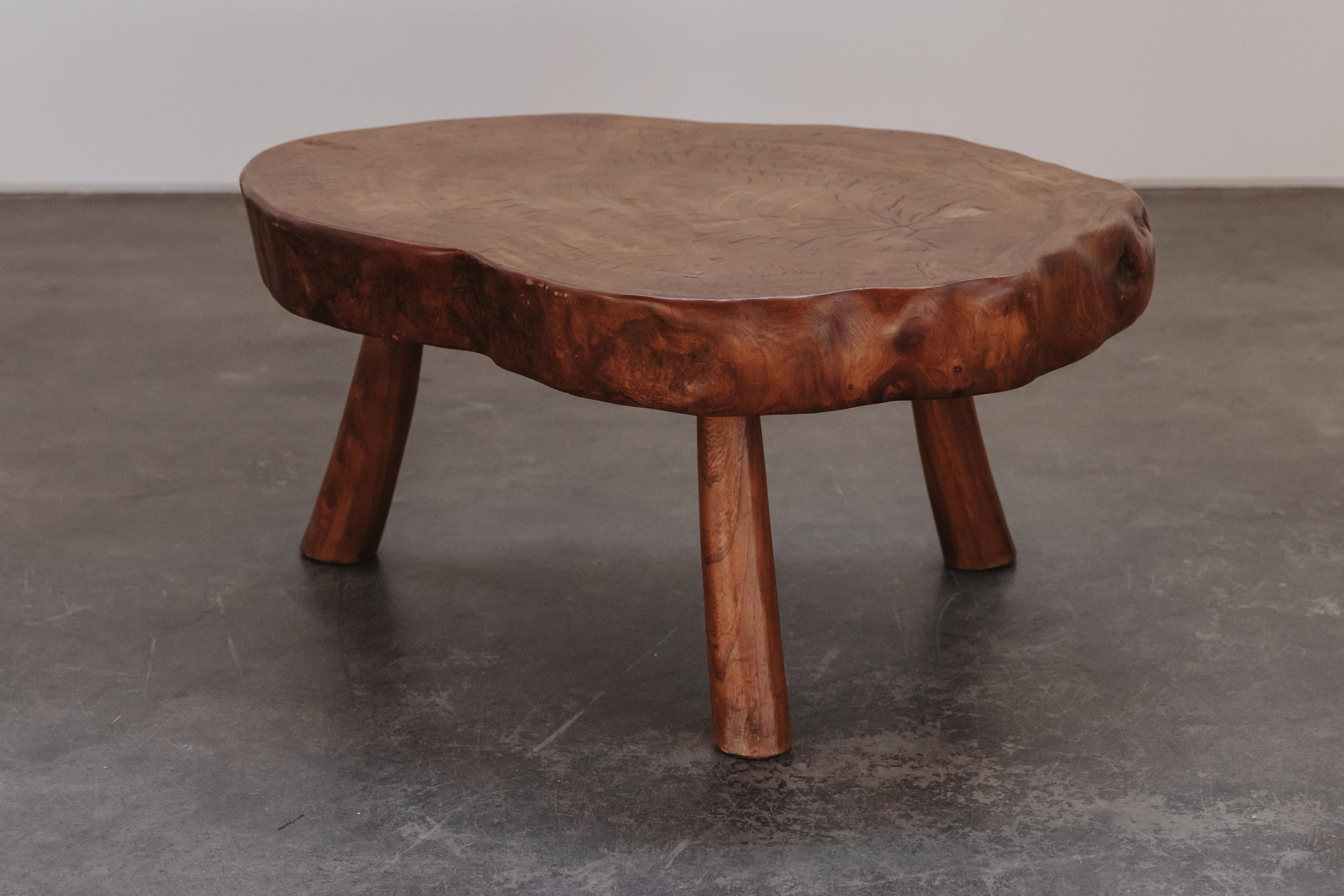 Mesa de centro vintage de canto vivo procedente de Francia, circa 1960.  Construcción de roble macizo con gran pátina y uso.