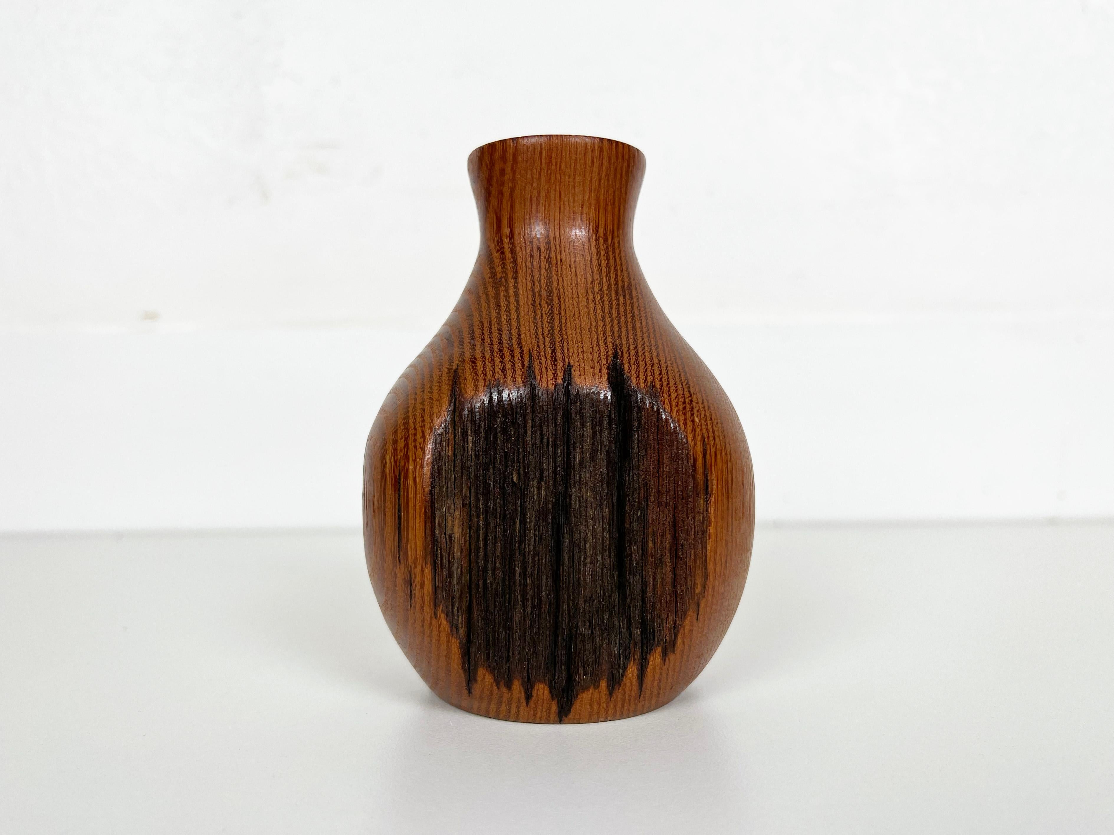 Handgedrechselte Vintage-Budvase aus Robinienholz mit lebendigem Rand. Signiert 