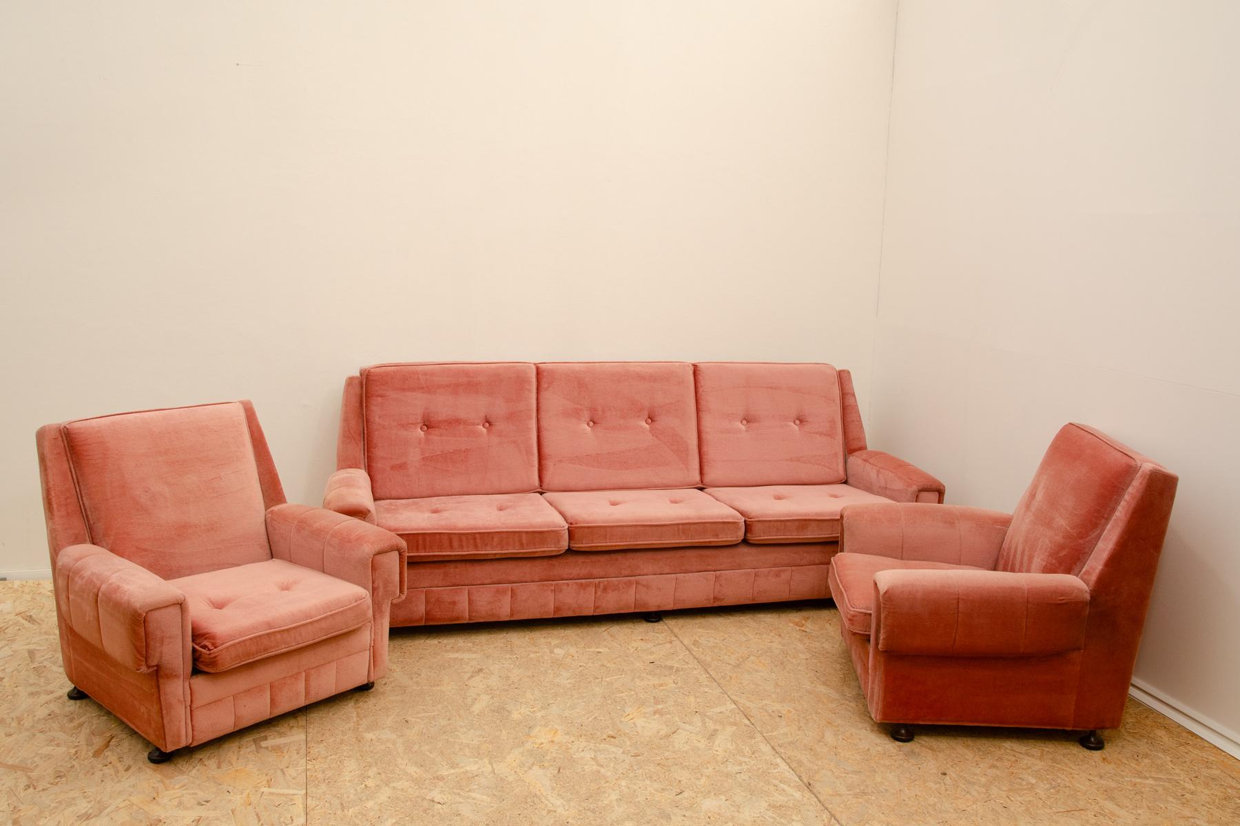 This vintage living room set is a typical example of European furniture design of the 1970/1980´s. It was made by the famous UP Závody company in the 1980´s.

The furniture is very comfortable.
It consists of one sofa and two armchairs on wheels.
