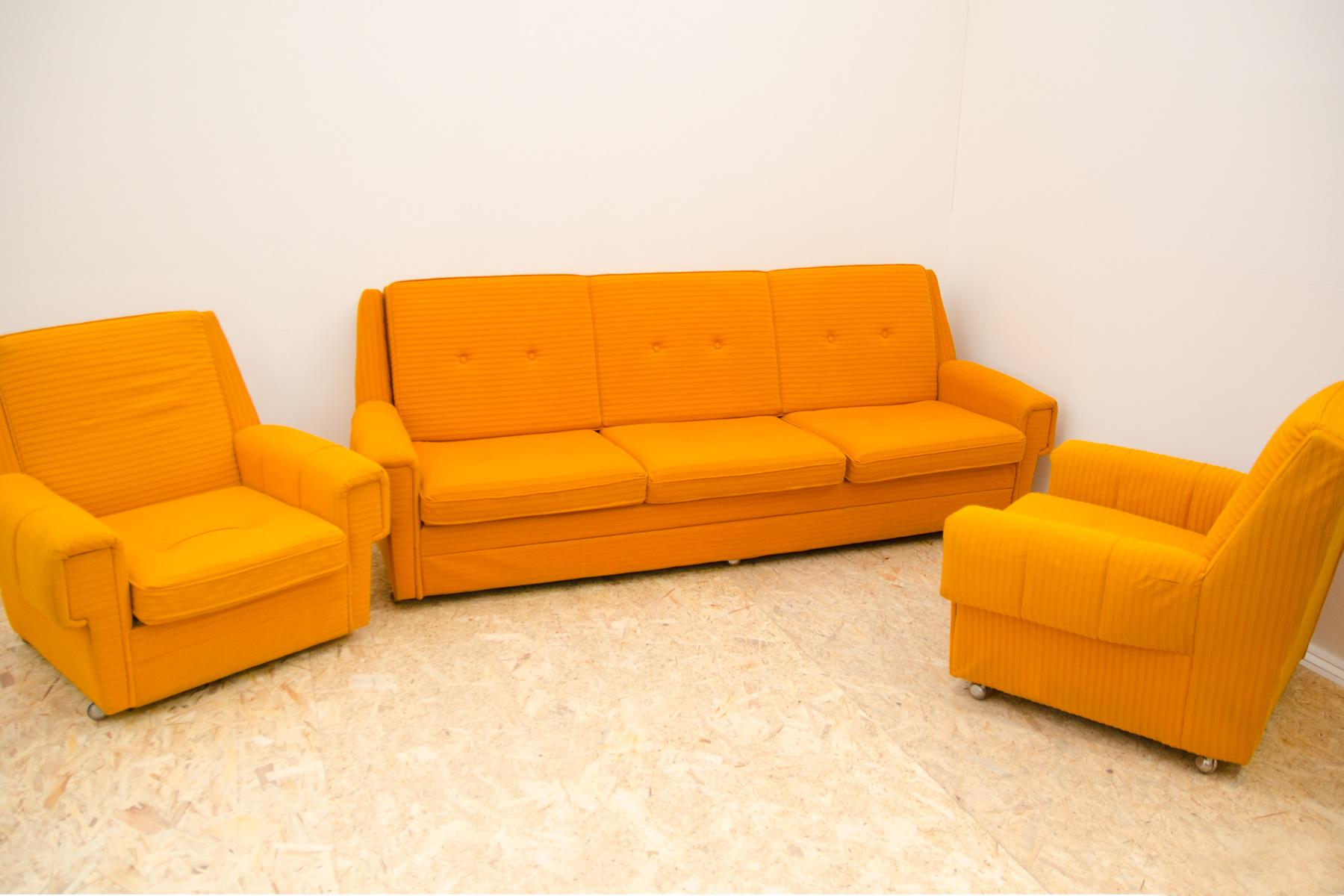Cet ensemble de salon vintage est un exemple typique du design des meubles européens des années 1970/1980.

Le mobilier est très confortable.
Il se compose d'un canapé et de deux fauteuils sur roulettes. L'ensemble possède des tissus d'origine, tous