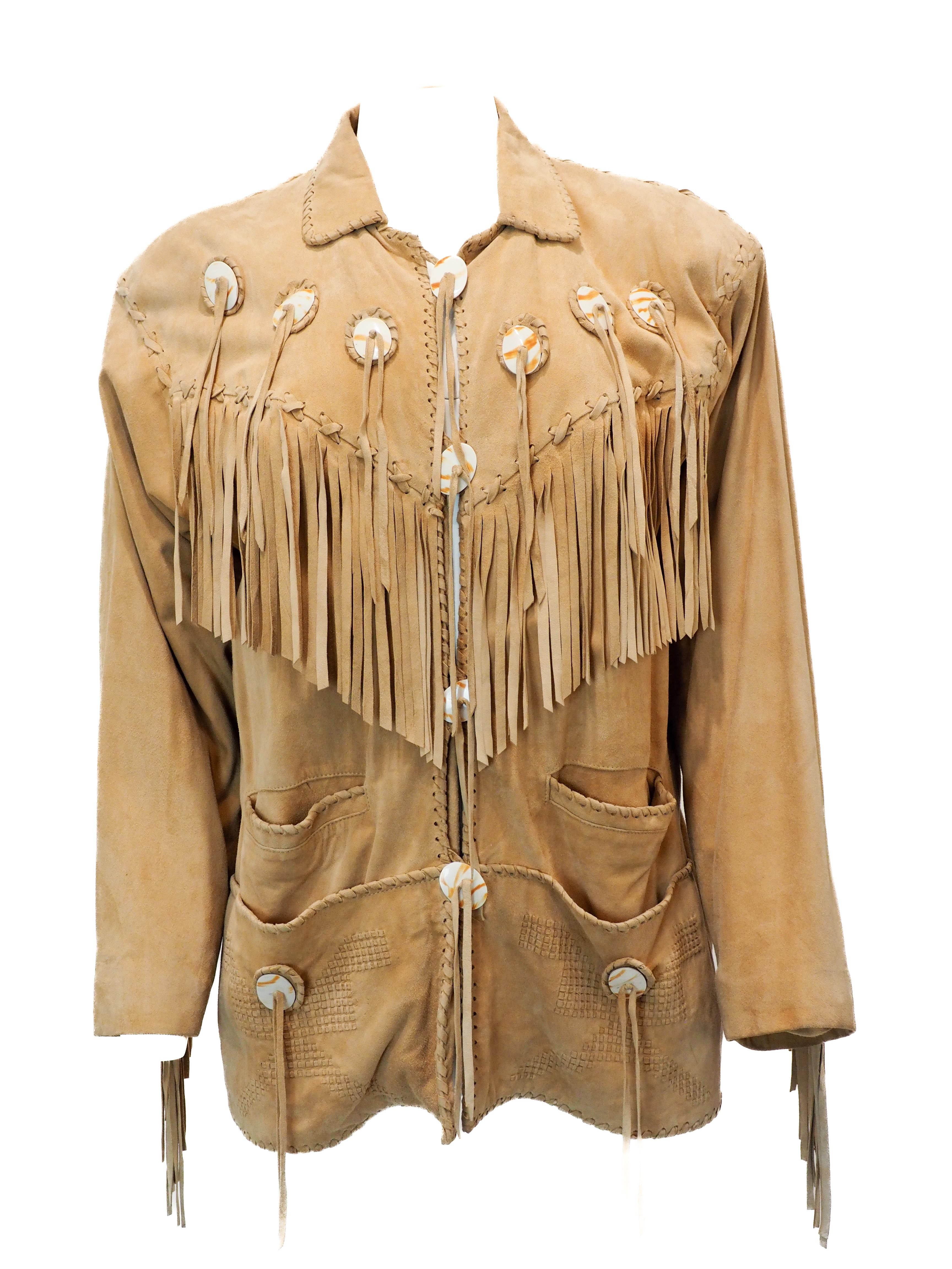Mit dieser auffälligen Lederjacke von Livingston Williams satteln Sie im authentischen Frontier-Stil auf. Das Modell in warmem Beige mit dramatischen Fransendetails fängt den Geist des Wilden Westens mit unbestreitbarer Schärfe ein. Funktionelle