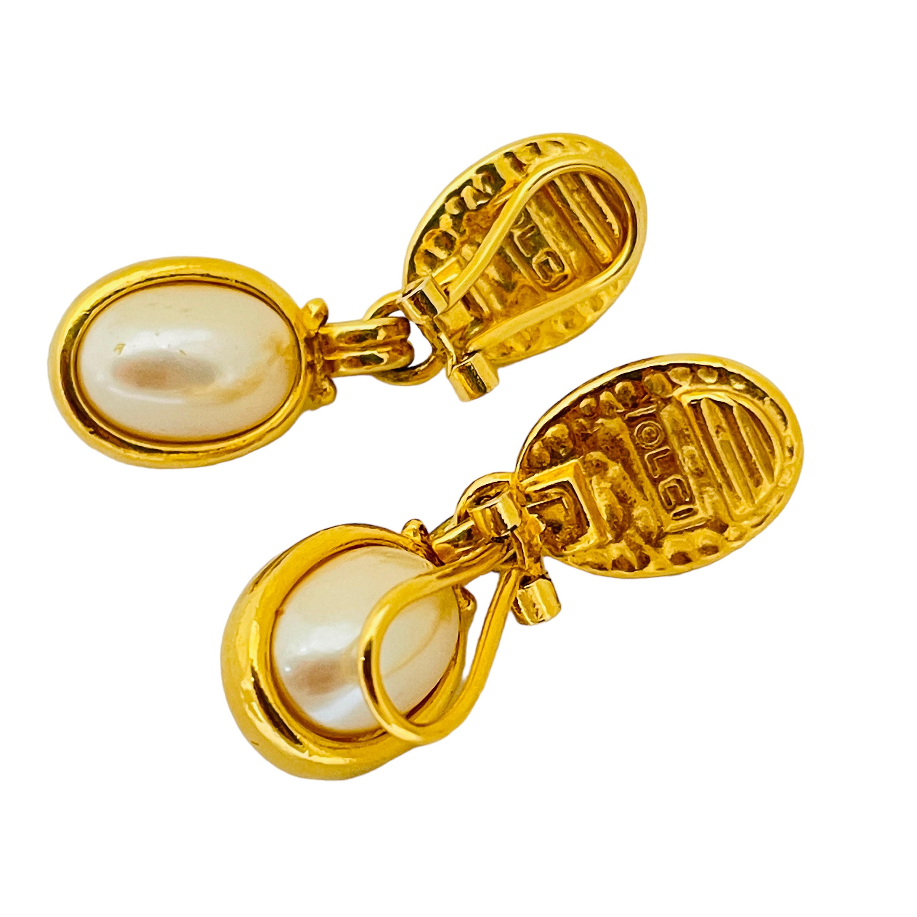Vintage LIZ CLAIBORNE gold pearl designer runway clip on earrings  In Good Condition For Sale In Palos Hills, IL