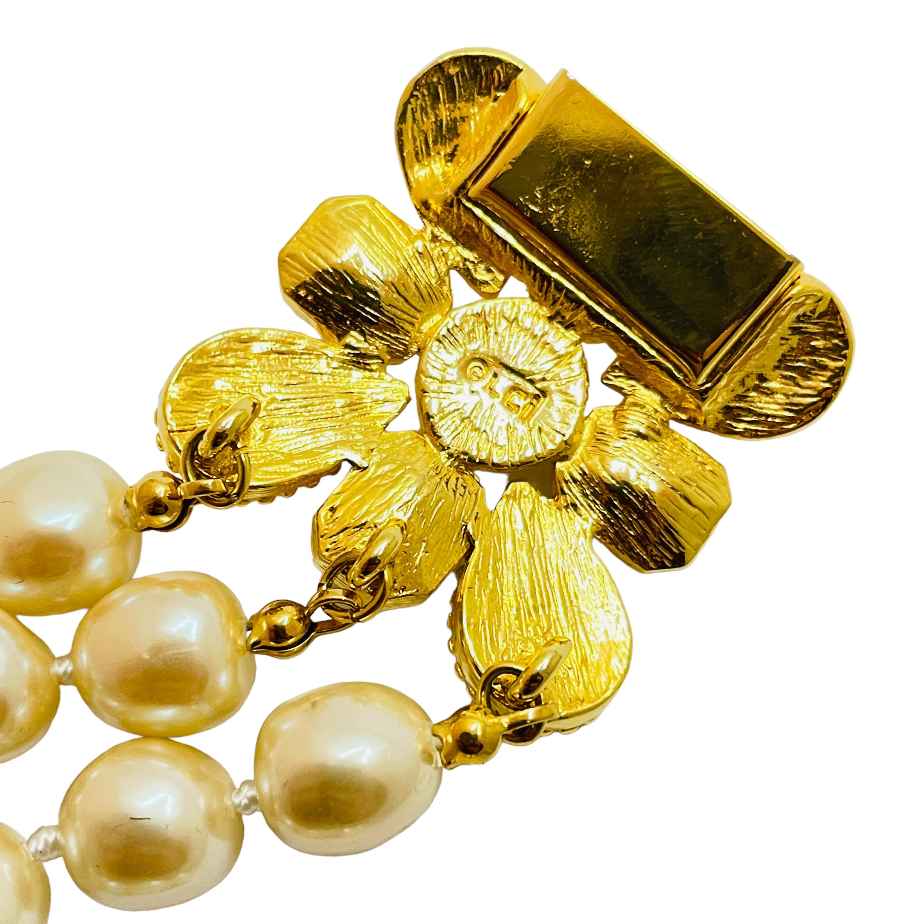 Vintage LIZ CLAIBORNE gold pearl dedigner runway bracelet  In Excellent Condition For Sale In Palos Hills, IL