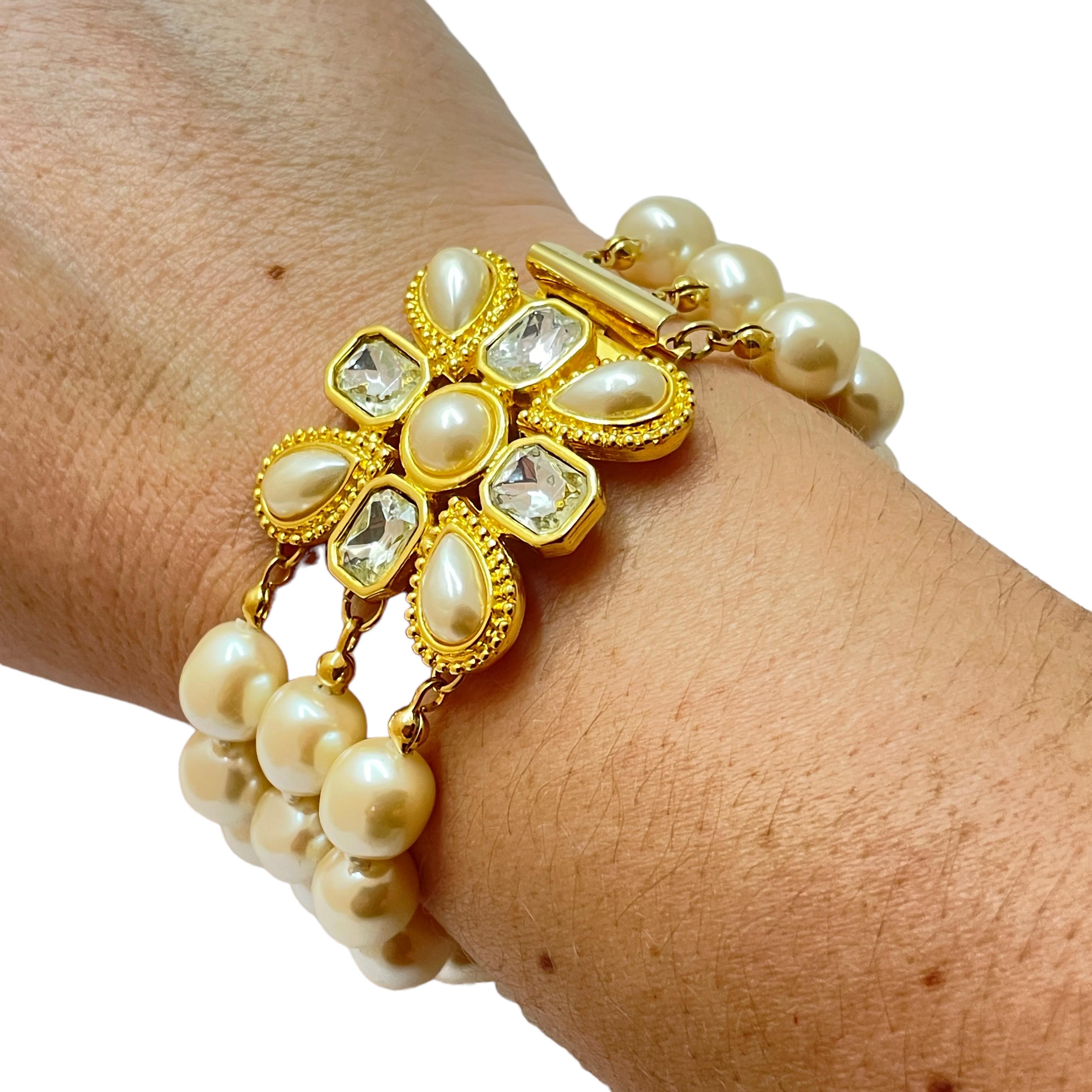 Women's or Men's Vintage LIZ CLAIBORNE gold pearl dedigner runway bracelet  For Sale