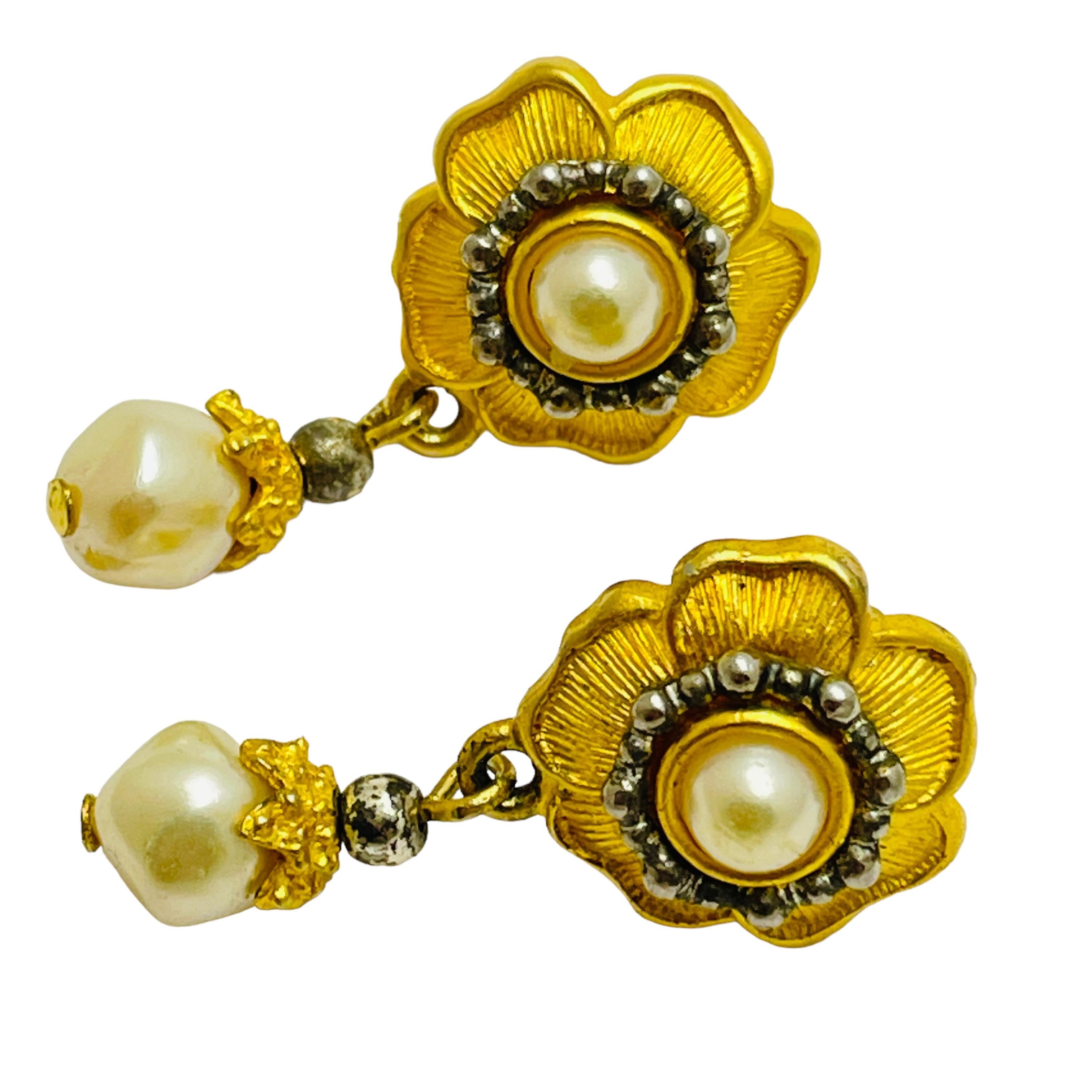 DETAILS

• signed Lci LIZ CLAIBORNE  

• gold tone with faux pearls

• vintage designer earrings

MEASUREMENTS  

• 

CONDITION

•  very good vintage condition with minimal signs of wear 

 Sku 46

❤️❤️  VINTAGE DESIGNER JEWELRY ❤️❤️

❤️❤️ 
