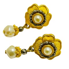 Vintage LIZ CLAIBORNE gold pearl flower dangle designer clip on earrings