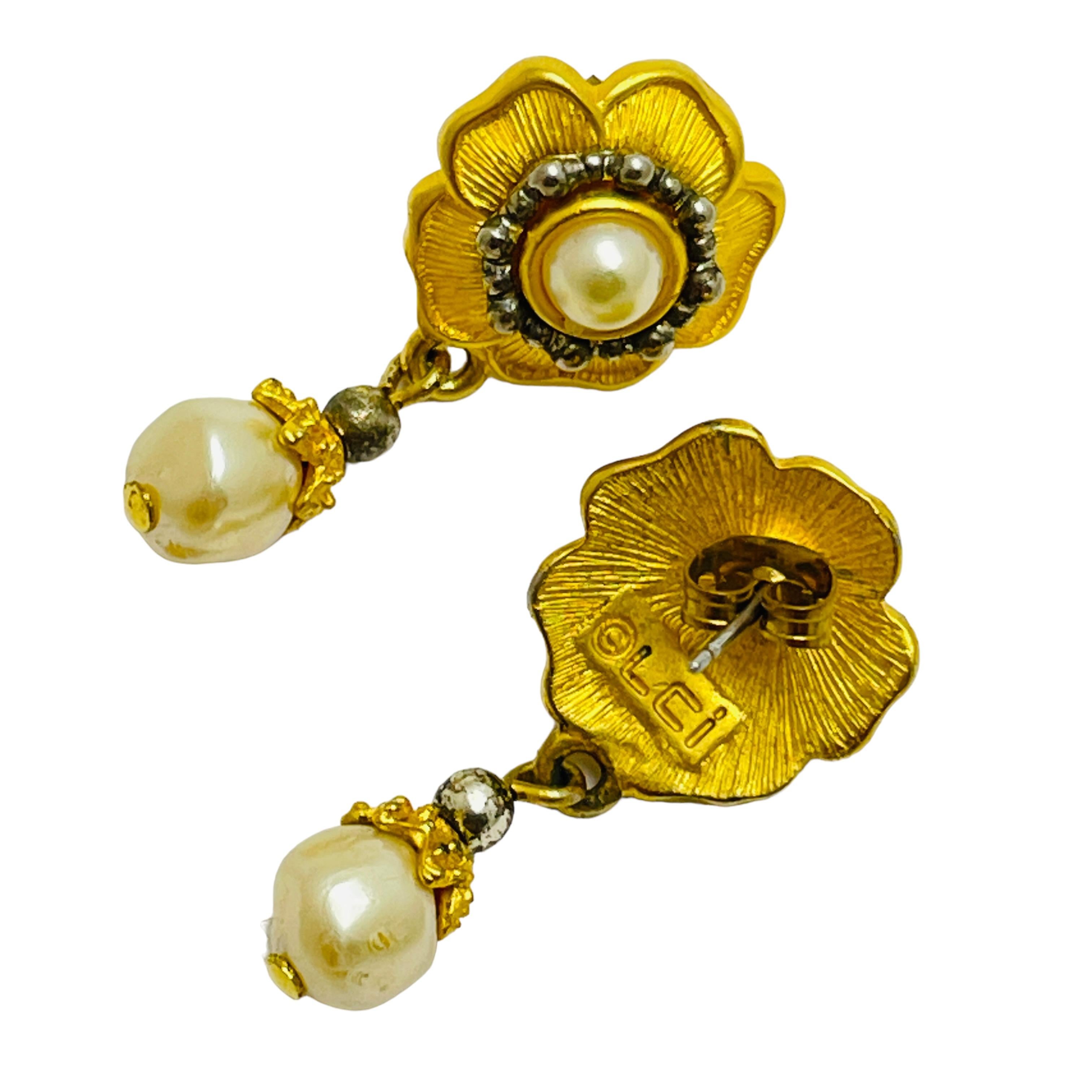 Vintage LIZ CLAIBORNE gold pearl flower dangle designer clip on earrings In Good Condition For Sale In Palos Hills, IL