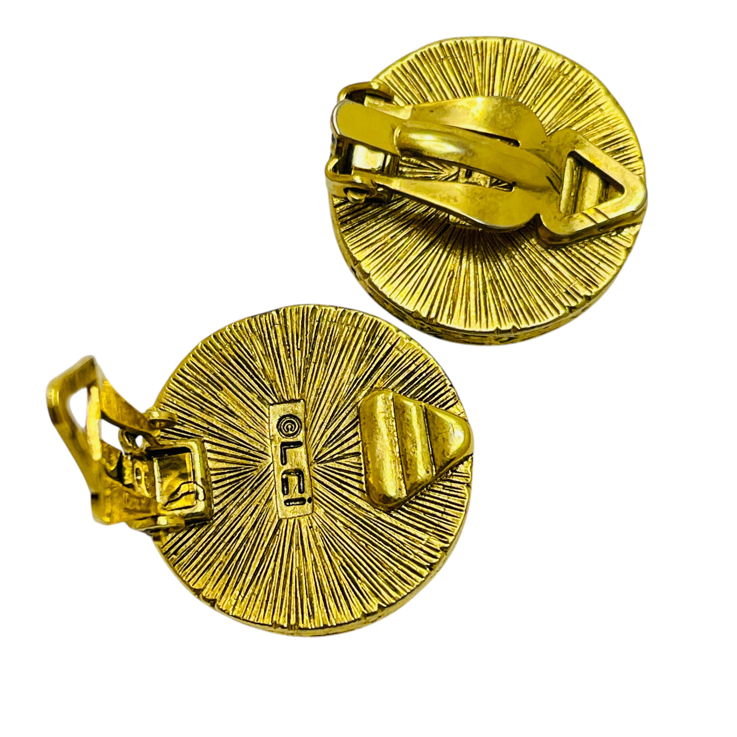 Vintage LIZ CLAIBORNE gold tone black cab designer runway clip on earrings In Good Condition For Sale In Palos Hills, IL