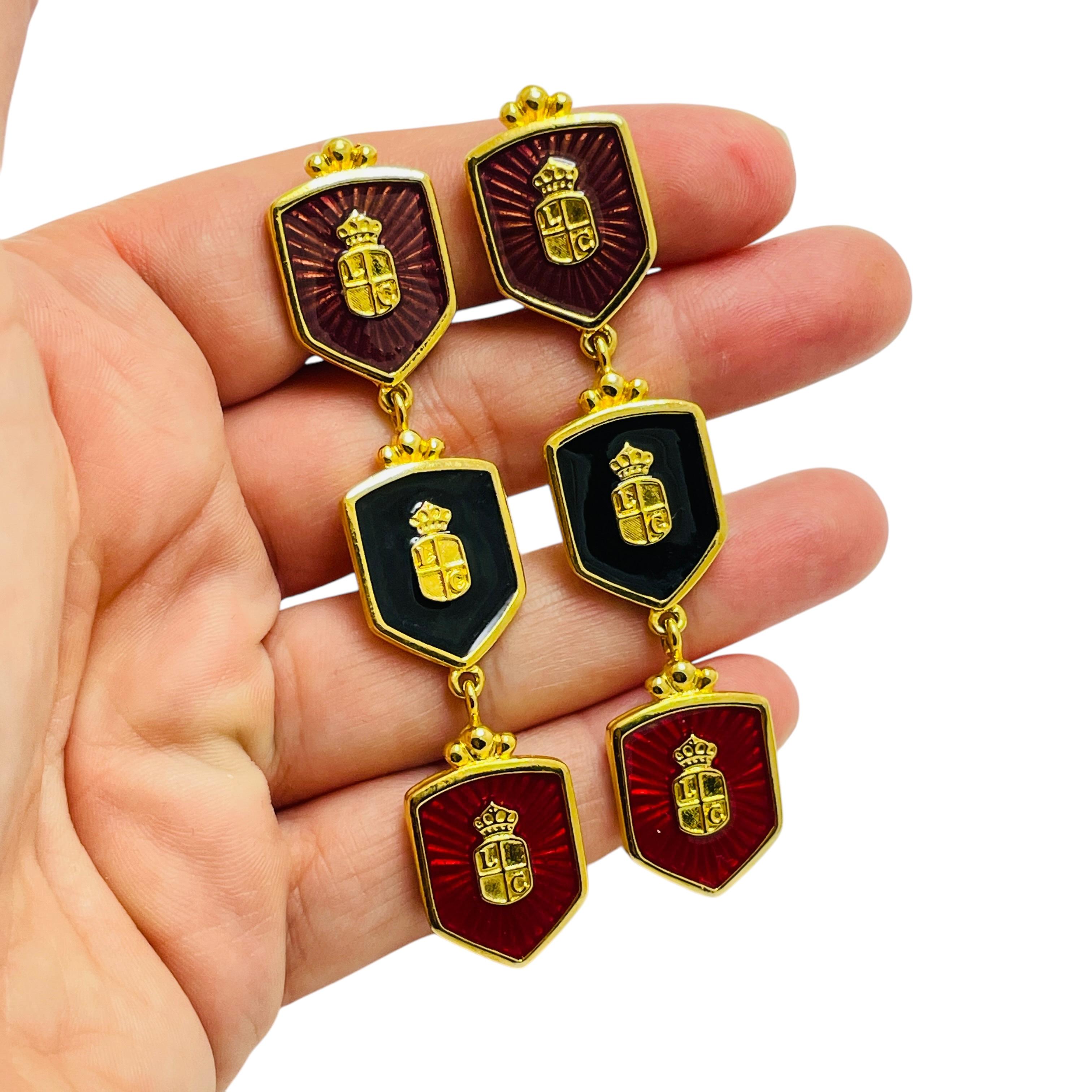 DETAILS

- • unterzeichnet Lci LIZ CLAIBORNE

- • goldfarben mit Emaille

- • Vintage-Designer-Ohrringe

MASSNAHMEN  

- • 

CONDIT

- •  sehr guter Vintage-Zustand mit minimalen Gebrauchsspuren 

 Sku 49

❤️❤️  VINTAGE-DESIGNER-SCHMUCK ❤️❤️

❤️❤️ 