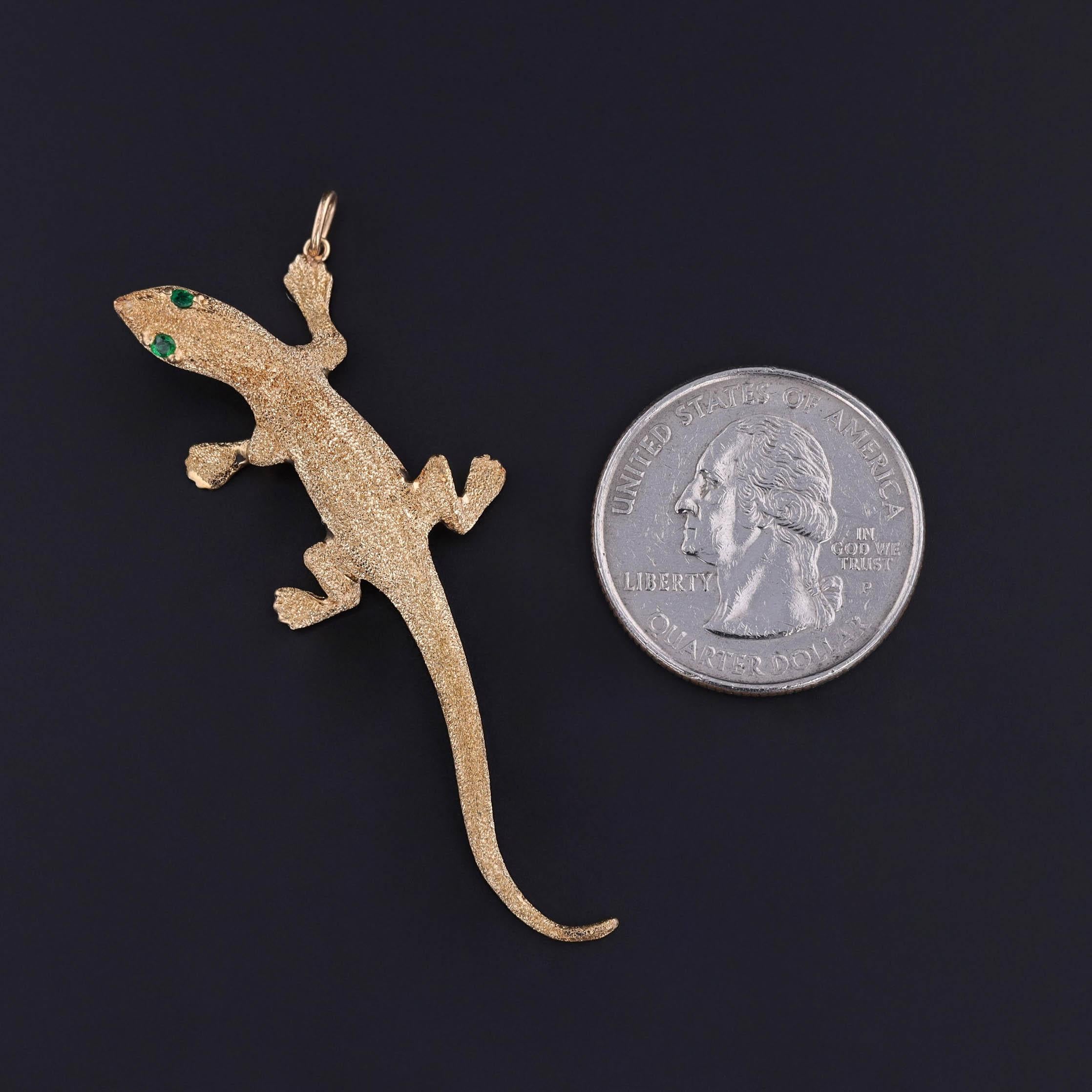 Juguetón pero poderoso, este colgante comenzó como un broche vintage (circa 1950) y ha sido cuidadosamente transformado para su uso moderno. Se retiraron las fornituras del alfiler y se sustituyeron por un enganche de anilla de salto de oro de 14